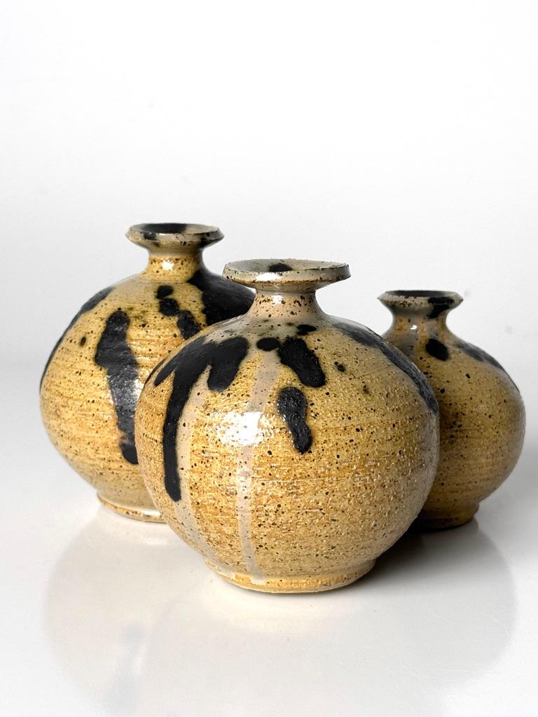 Unico gruppo scultoreo di vasi di erbacce Ikebana degli anni '70 circa

Tre vasi congiunti in gres con decorazione astratta in smalto nero
Firmato dall'artista

Larghezza 8 pollici
Profondità di 7 pollici 
Altezza 5 pollici