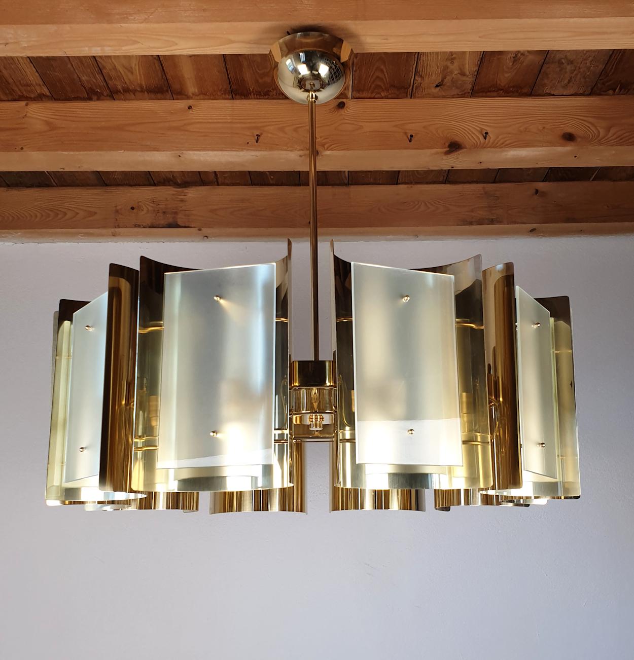 Large round Mid Century Modern style brass custom made chandelier, by D'Lightus, Italy, new.
One chandelier available now.
Customisable: brass, chrome or painted metals, shape and dimensions.
As shown: 10 curved sheets of brass, nesting one light