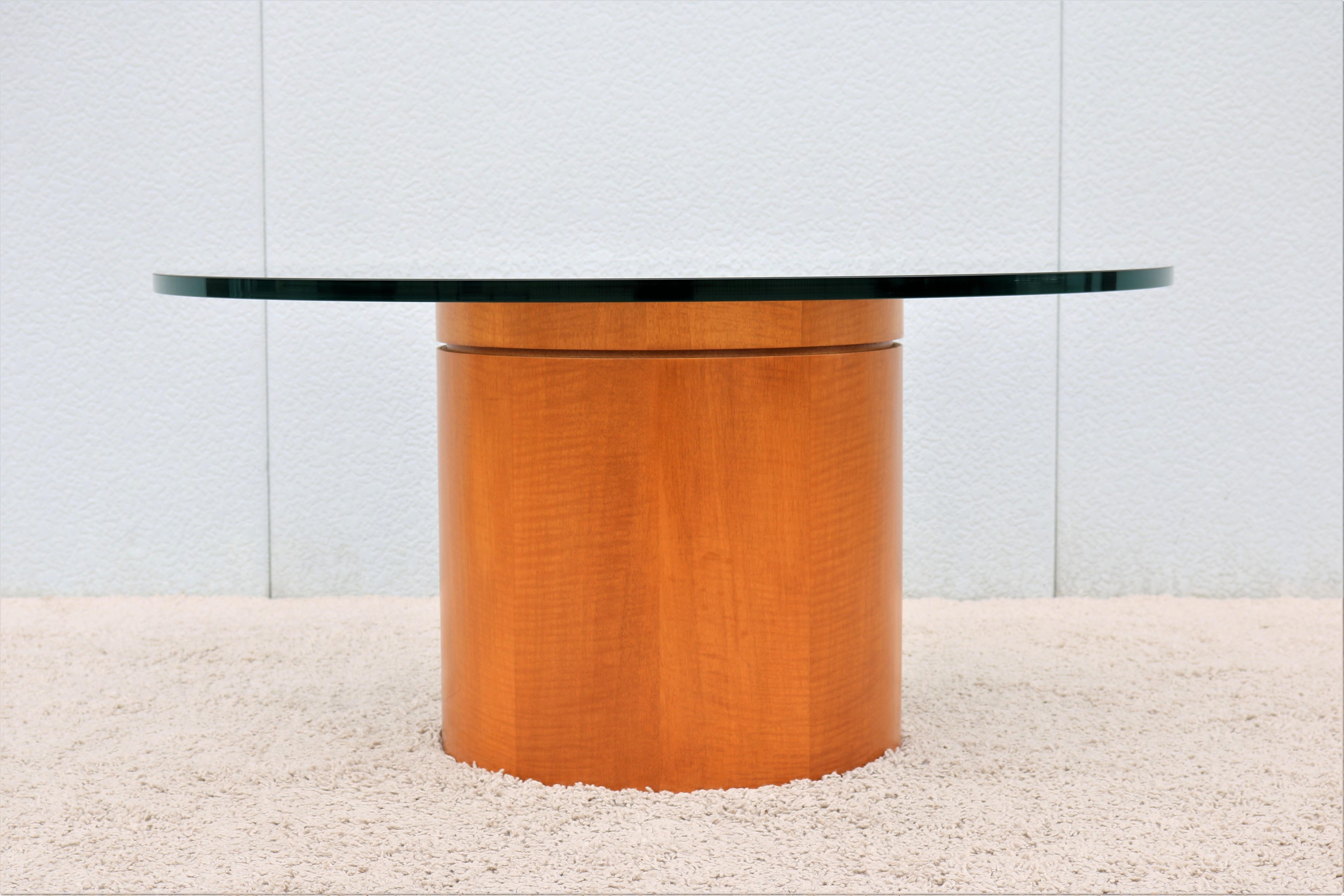 Biseauté Table basse ronde en verre transparent de 39 pouces, style moderne du milieu du siècle, avec base en bois et tambour. en vente