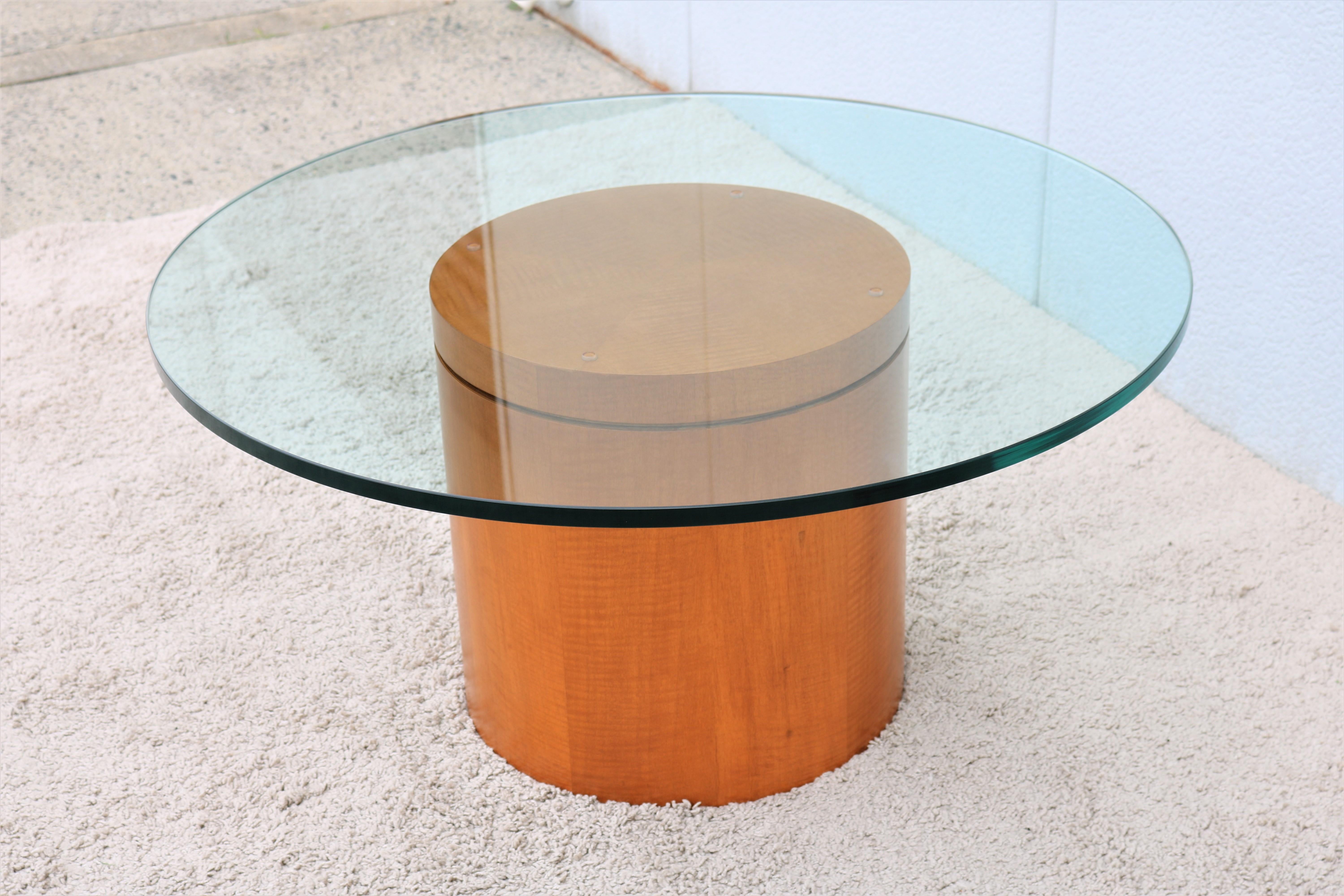 XXIe siècle et contemporain Table basse ronde en verre transparent de 39 pouces, style moderne du milieu du siècle, avec base en bois et tambour. en vente