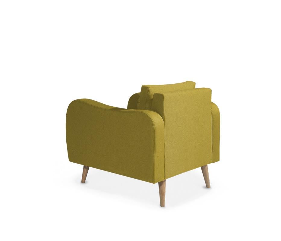 Dieser Sessel ist eine kühne Neuinterpretation der Formen der Jahrhundertmitte und zeichnet sich durch eine skulpturale Silhouette aus, die in ein ausgewähltes Trio von Samtstoffen gehüllt ist. Das Gestell ist mit gold-olivfarbenem Samt gepolstert,