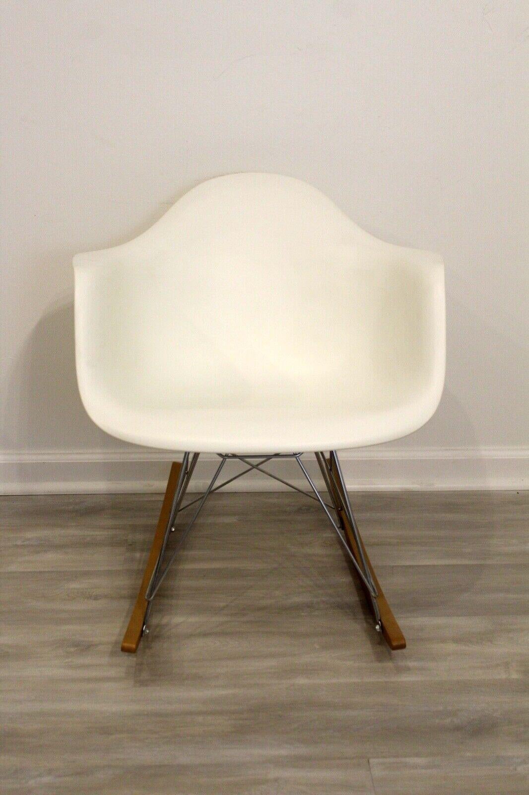 Le Shoppe Too presents an authentic Herman Miller Eames molded shell rockier chair. In very good condition. Dimensions: 24.5