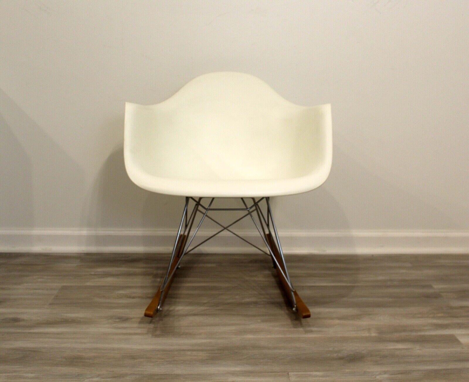 Mid-Century Modern Style Authentic Herman Miller Eames Molded Shell Chair Rocker In Good Condition In Keego Harbor, MI