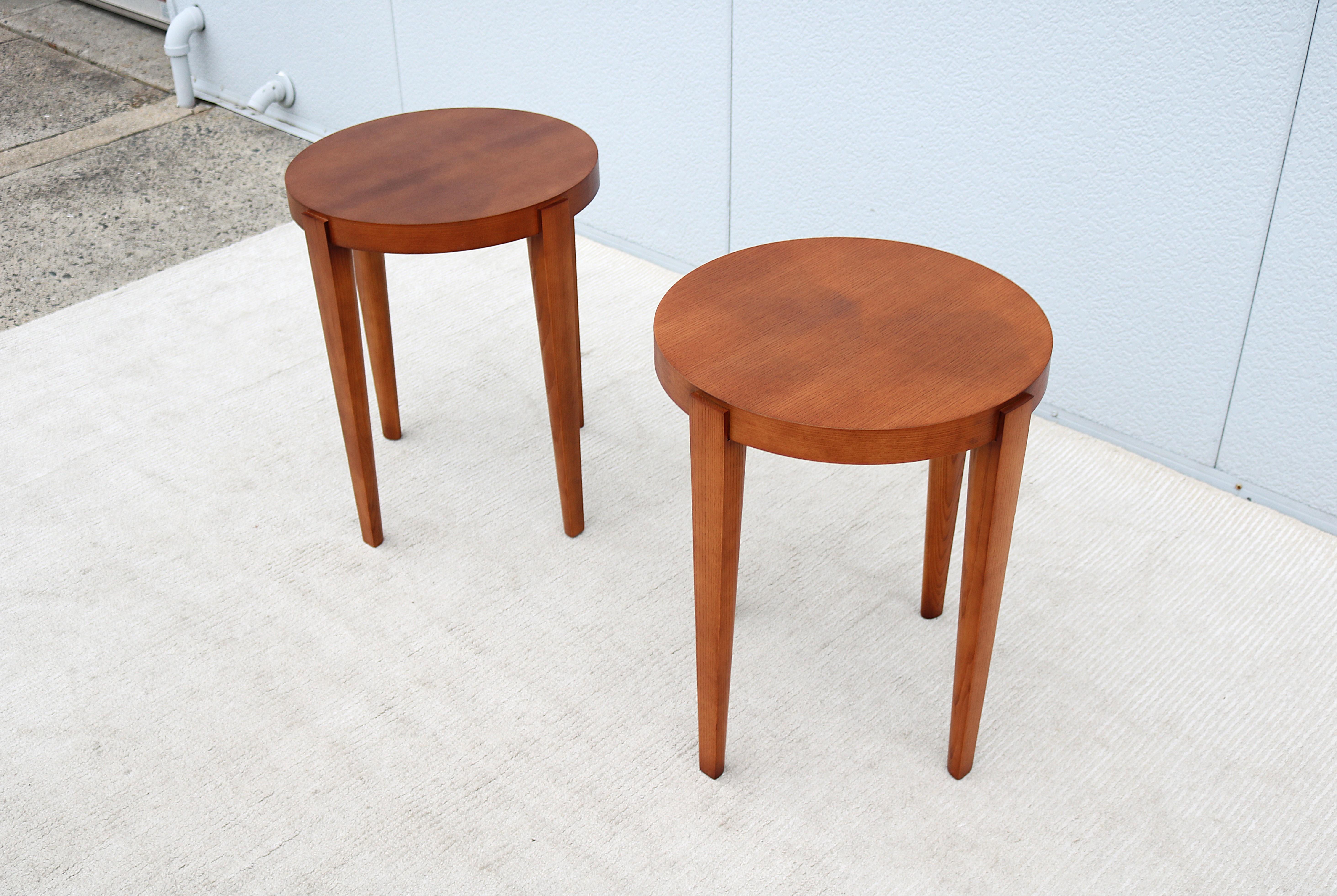 Runde Beistelltische im Mid-Century Modern-Stil Barbara Barry für HBF Slice – ein Paar (Asche) im Angebot