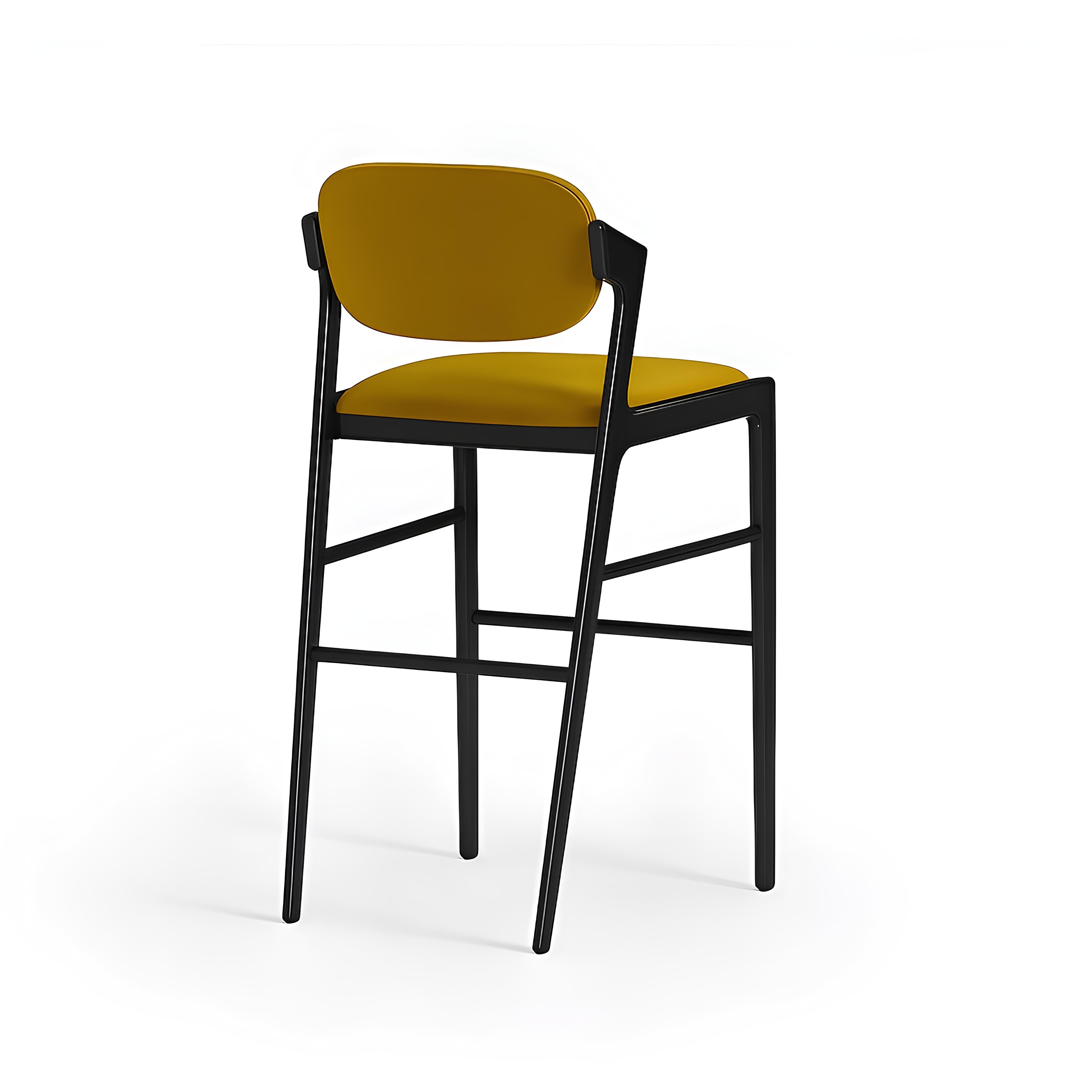 Ce tabouret contemporain allie un style sophistiqué à un confort exceptionnel, avec un luxueux revêtement en velours sur le dossier et l'assise. Il repose sur des pieds en bois massif et comprend un repose-pieds ergonomique. L'esthétique chic du