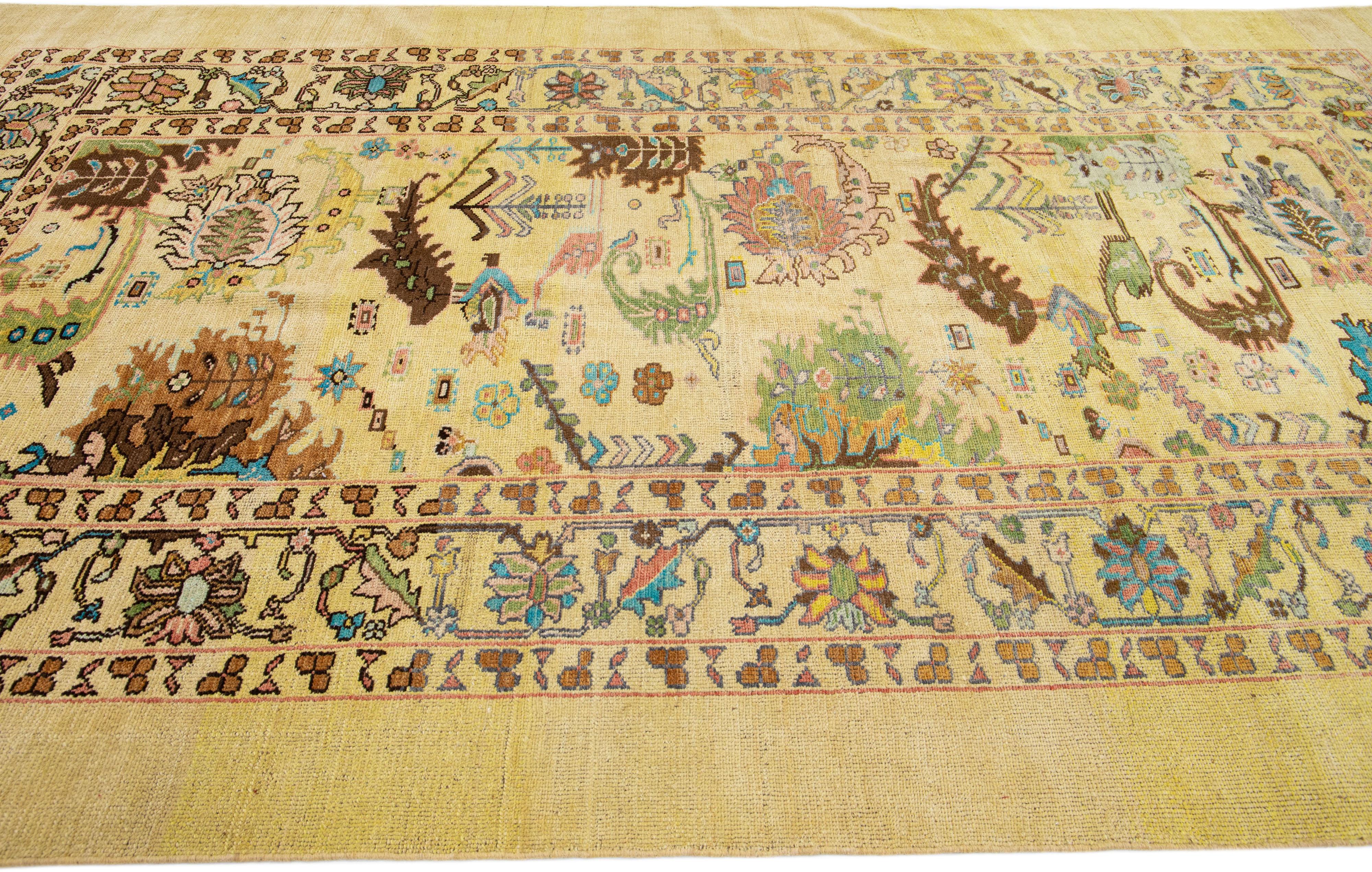 Tapis en laine à fleurs beige/brun clair de style moderne du milieu du siècle fait à la main par Apadana Neuf - En vente à Norwalk, CT