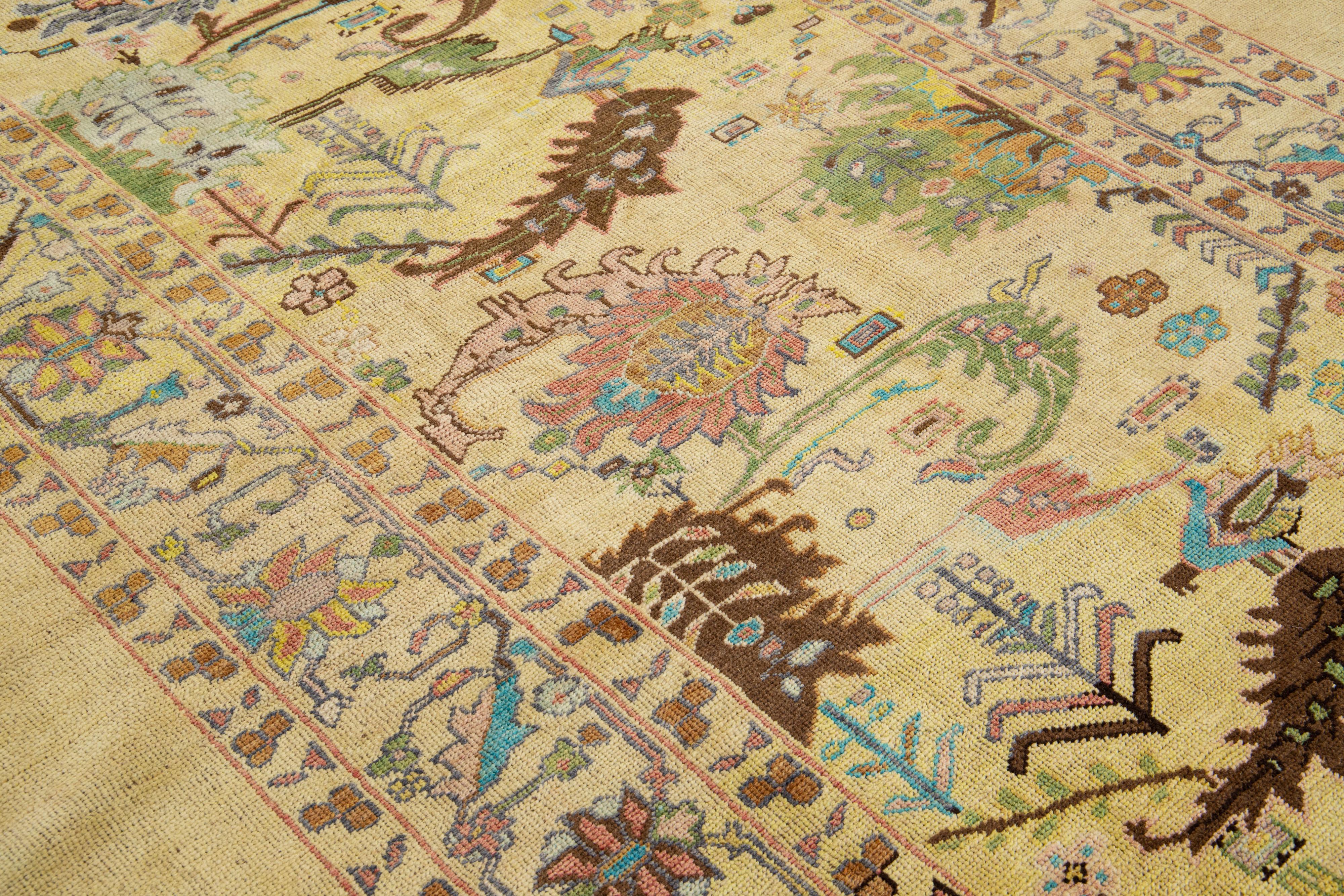 XXIe siècle et contemporain Tapis en laine à fleurs beige/brun clair de style moderne du milieu du siècle fait à la main par Apadana en vente