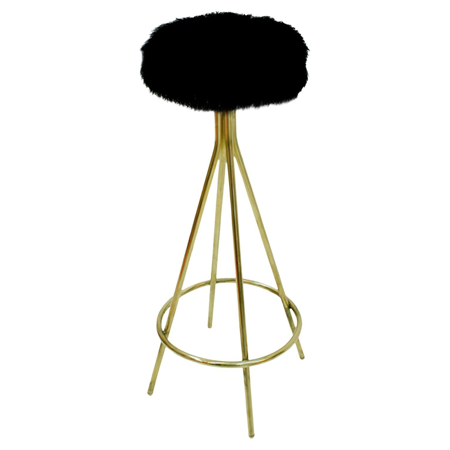 Tabourets italiens de style The Moderns en laiton et fourrure de chèvre en vente