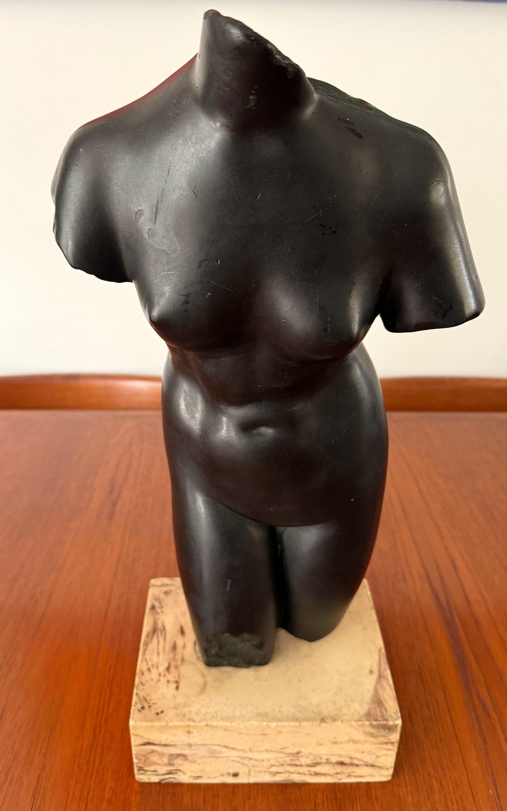 Grande sculpture de torse de femme du milieu du siècle en pierre moulée de couleur noire et crème par Alva Studios, estampillée sur la partie inférieure de la jambe. Cette annonce concerne une sculpture de style MCM représentant le torse d'Aphrodite