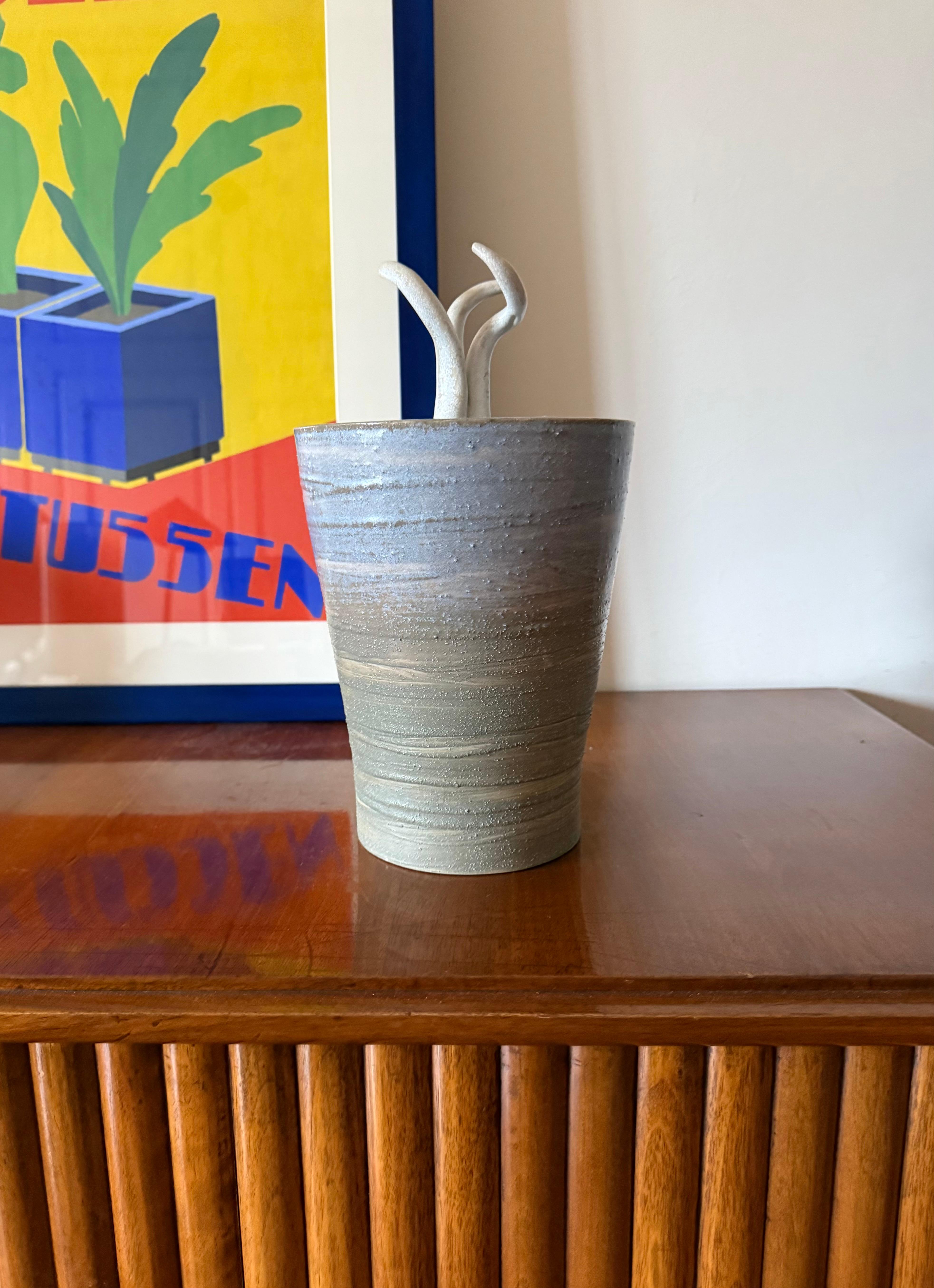 Jarrón de cerámica artística azul de estilo moderno de mediados de siglo

Gabriele Bucci Italia ca. 2000s

Firmado bajo la base

Altura 32,5 cm - Diámetro 18 cm

Estado: excelente, sin defectos