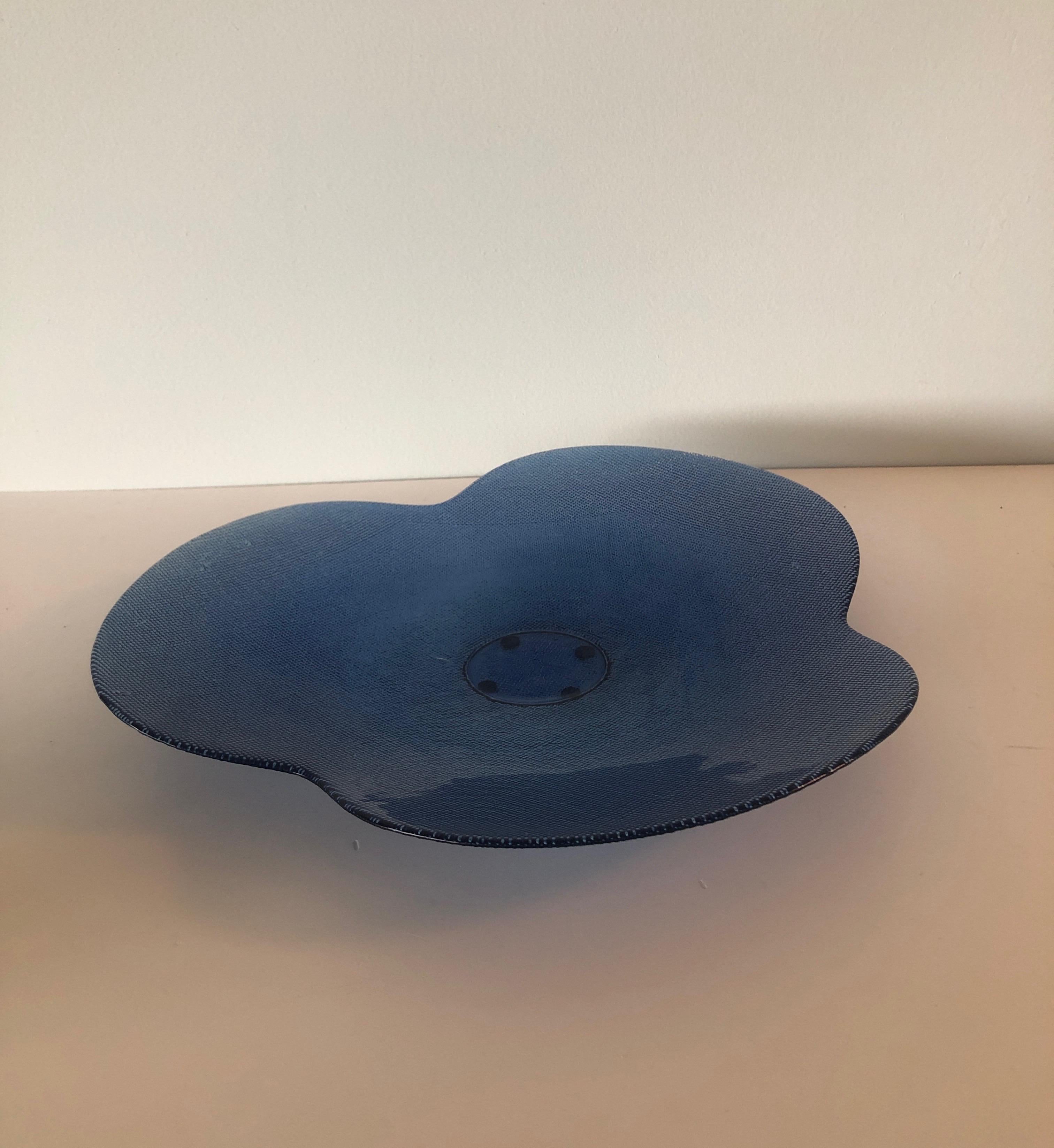 Mid-Century Modern style blue glass clover shape decorative serving bowl.
Size: 16