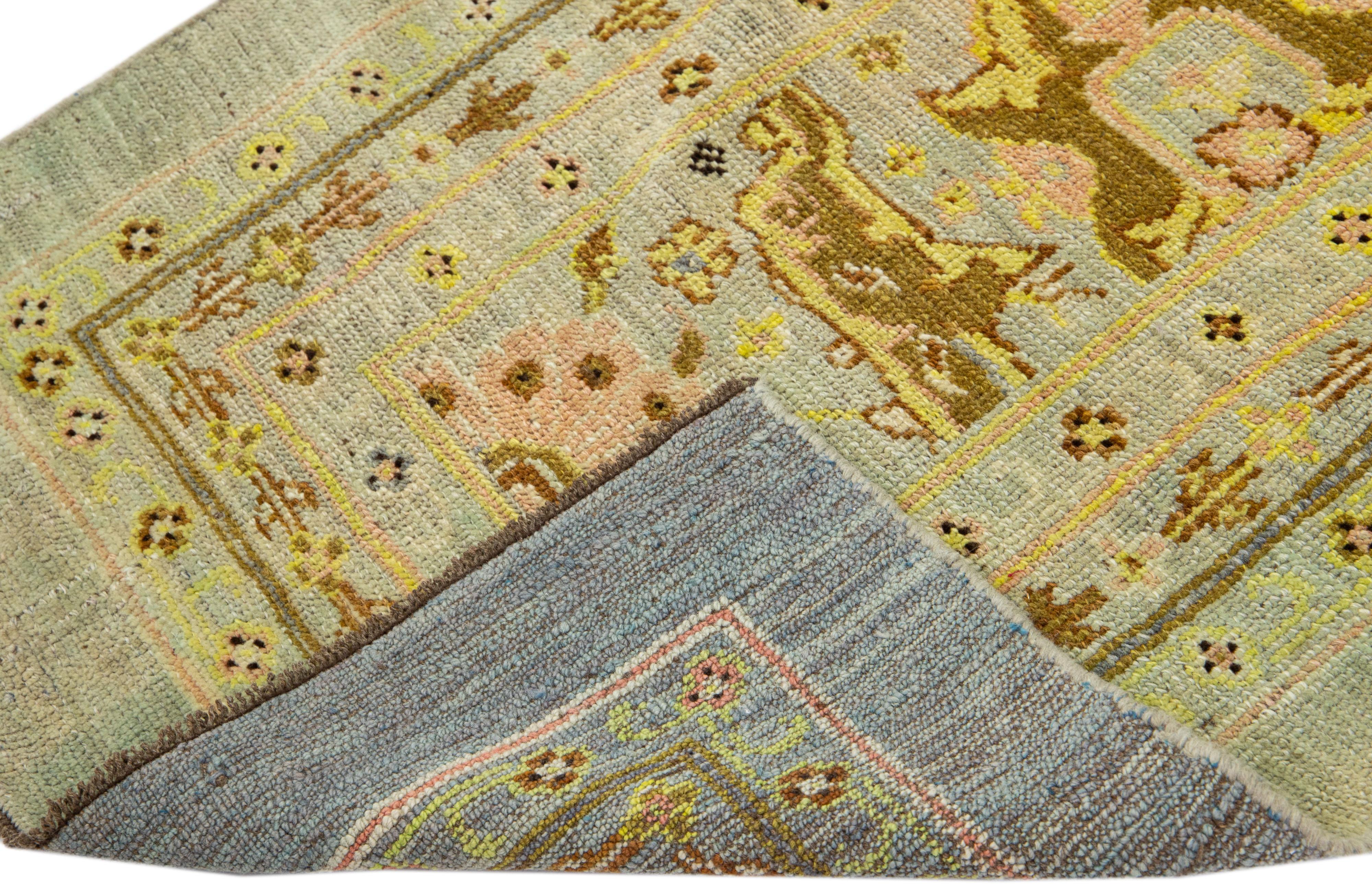 Magnifique tapis de style moderne du milieu du siècle Inspiré par les artisans régionaux du XIXe siècle, il incarne un style classique, transitionnel et moderne. Ce tapis en laine fait à la main fait partie de notre collection Northwest et présente