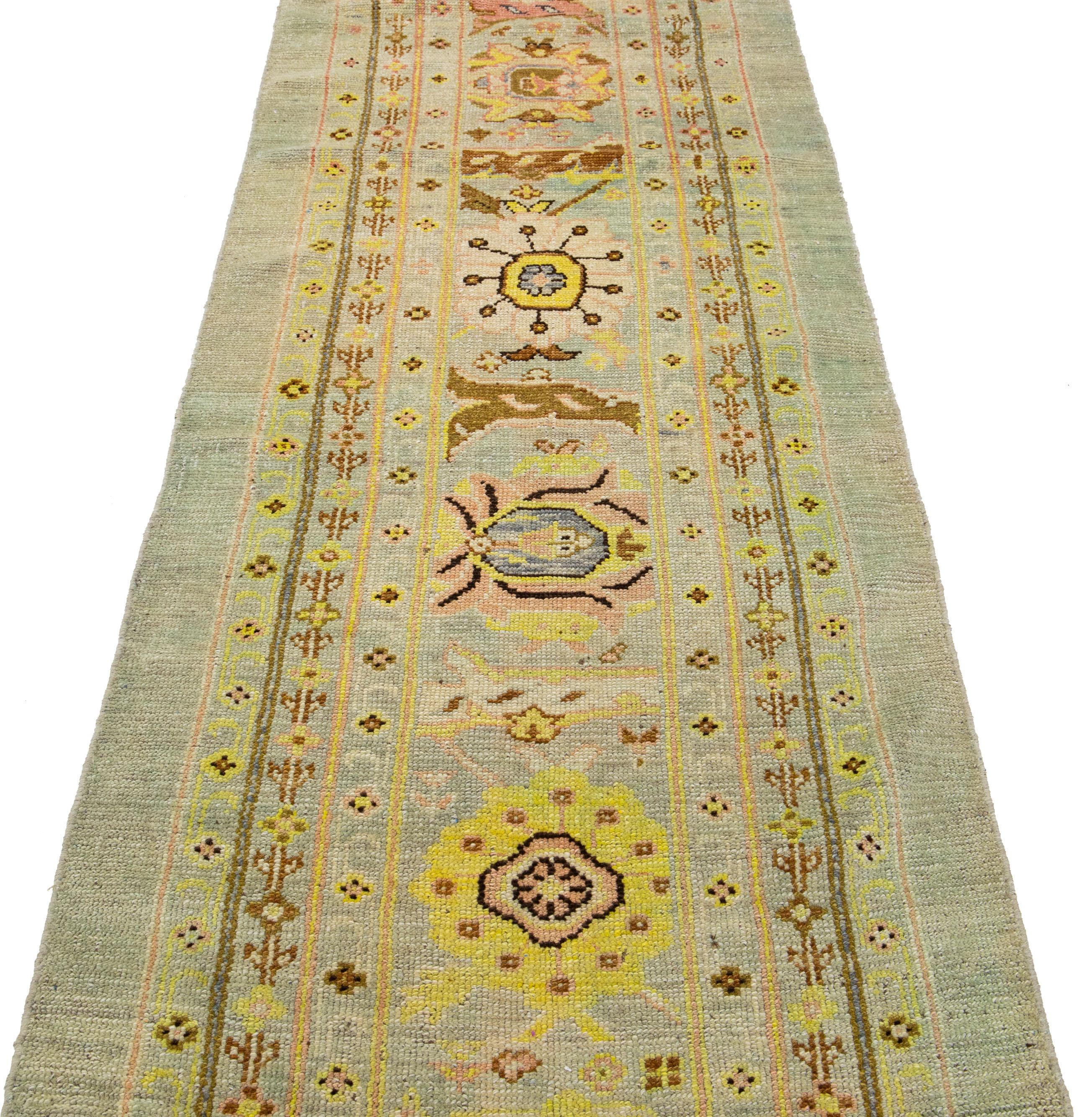 Mid-Century Modern Tapis bleu en laine de style moderne du milieu du siècle fait à la main à motifs floraux par Apadana en vente