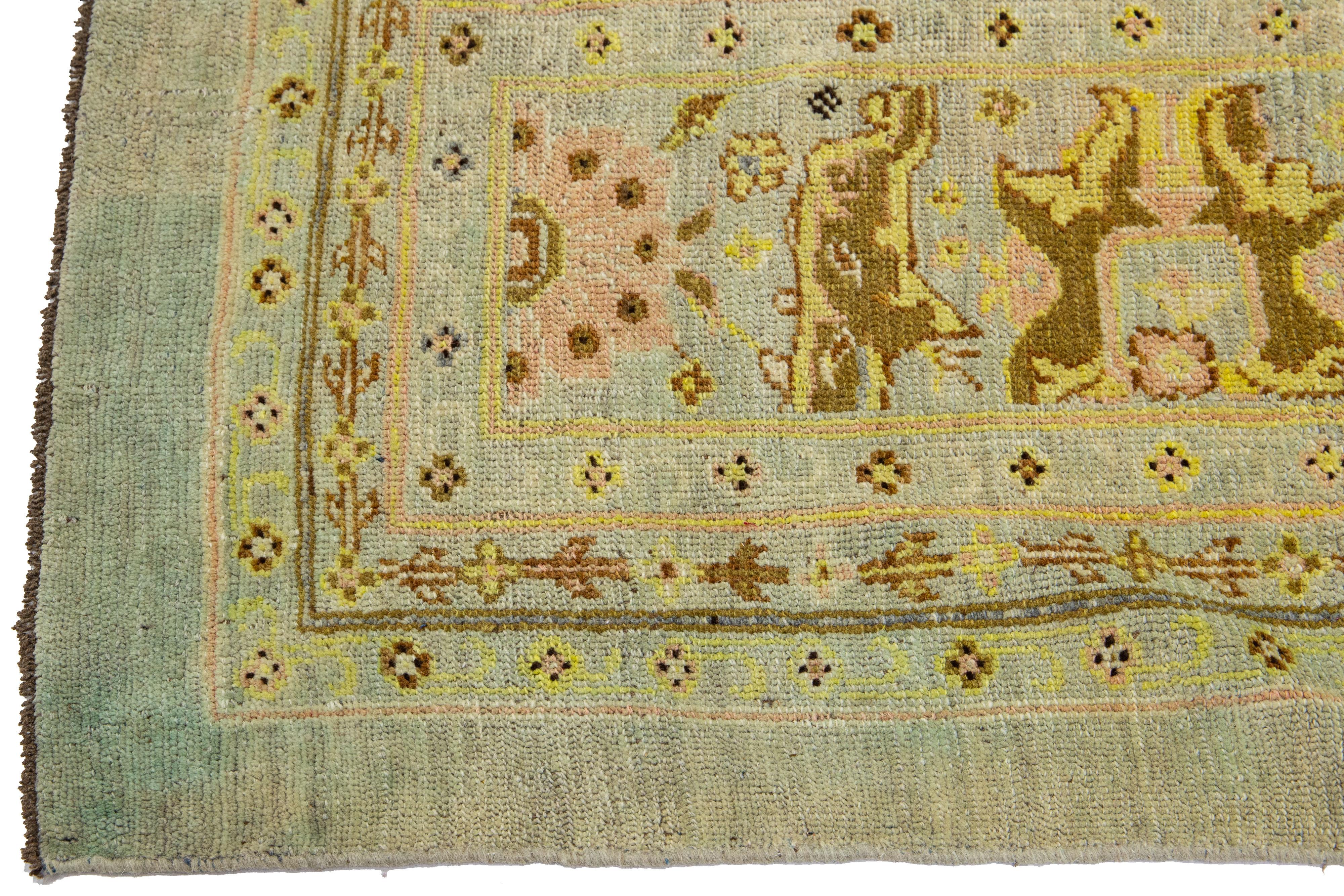 Afghan Tapis bleu en laine de style moderne du milieu du siècle fait à la main à motifs floraux par Apadana en vente