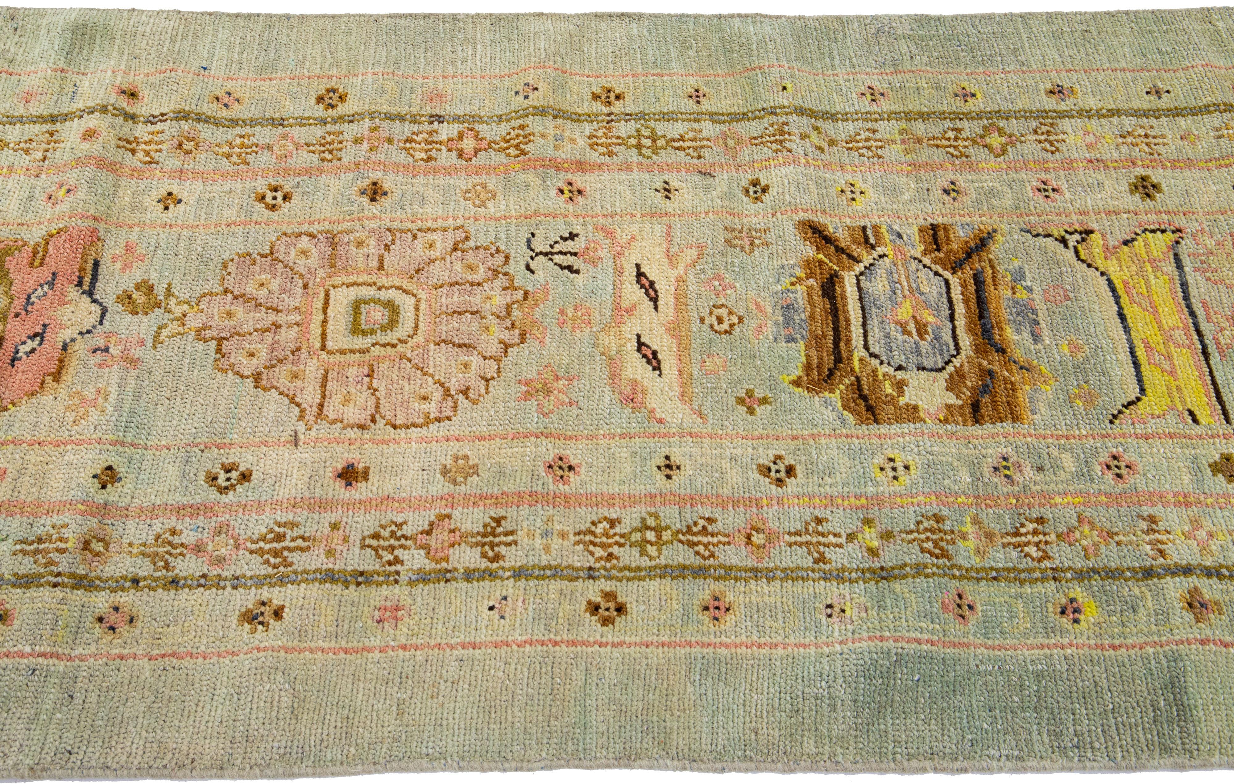 Noué à la main Tapis bleu en laine de style moderne du milieu du siècle fait à la main à motifs floraux par Apadana en vente