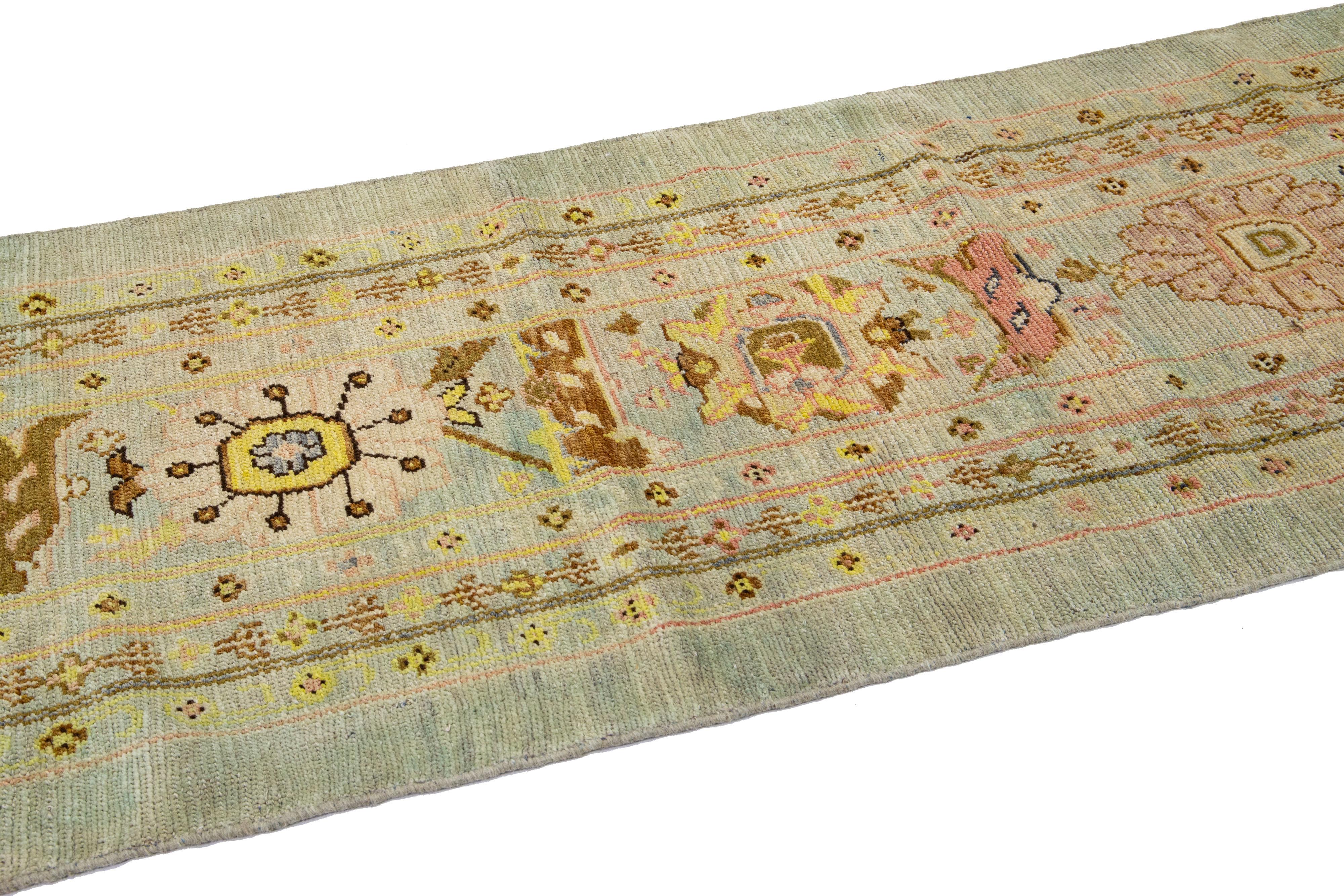 Tapis bleu en laine de style moderne du milieu du siècle fait à la main à motifs floraux par Apadana Neuf - En vente à Norwalk, CT