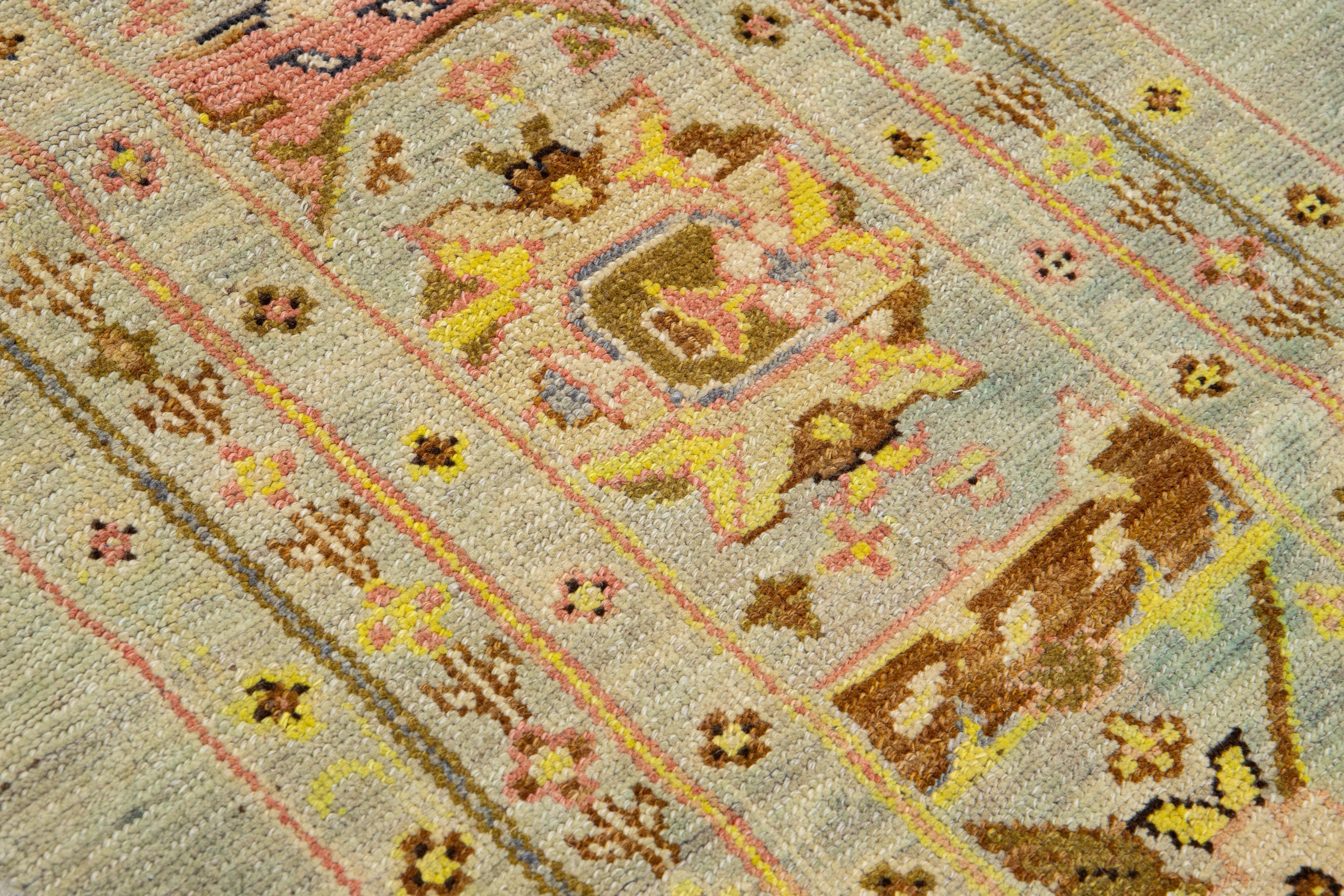 XXIe siècle et contemporain Tapis bleu en laine de style moderne du milieu du siècle fait à la main à motifs floraux par Apadana en vente