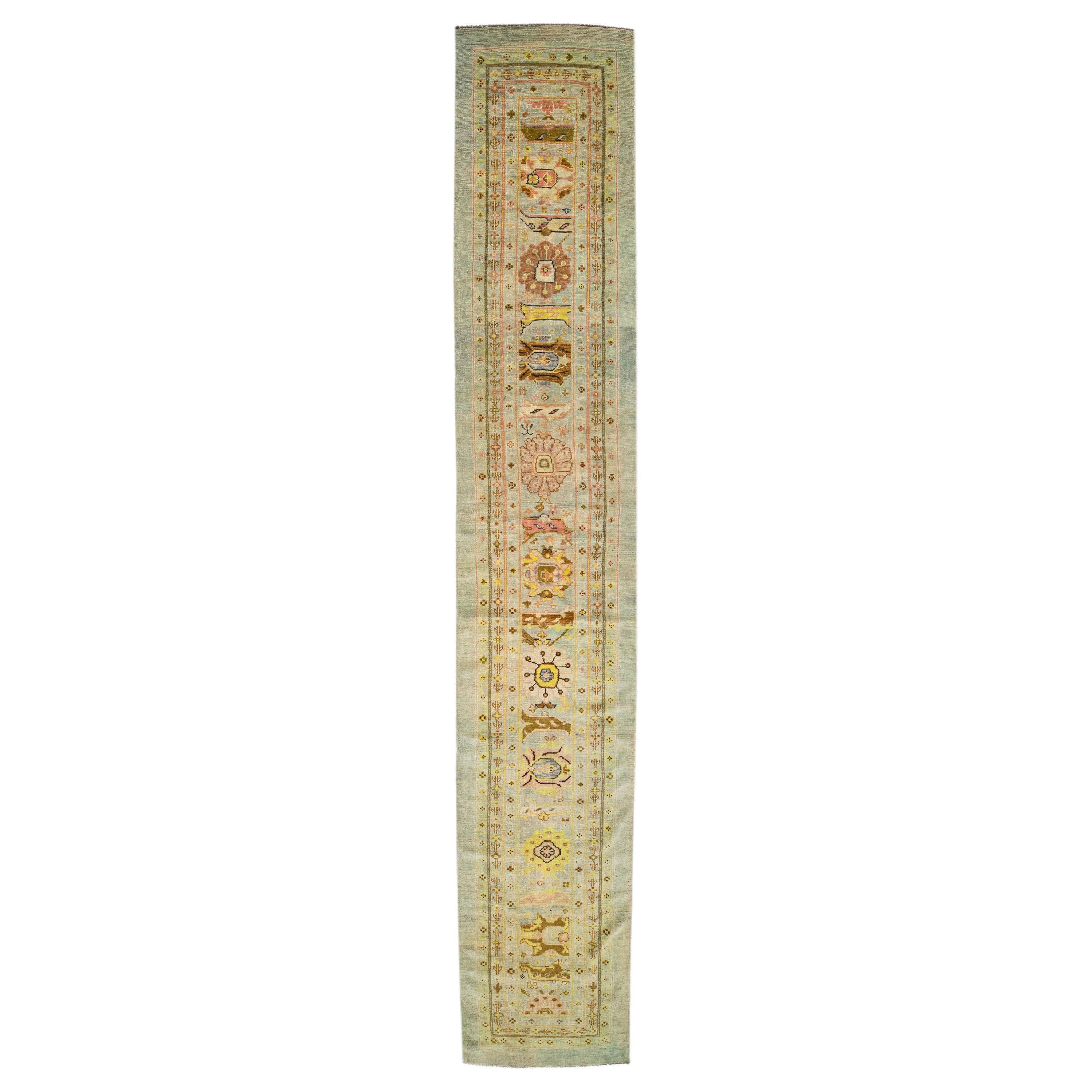 Blauer handgefertigter Wollteppich mit Blumenmotiv im Mid-Century Modern-Stil von Apadana