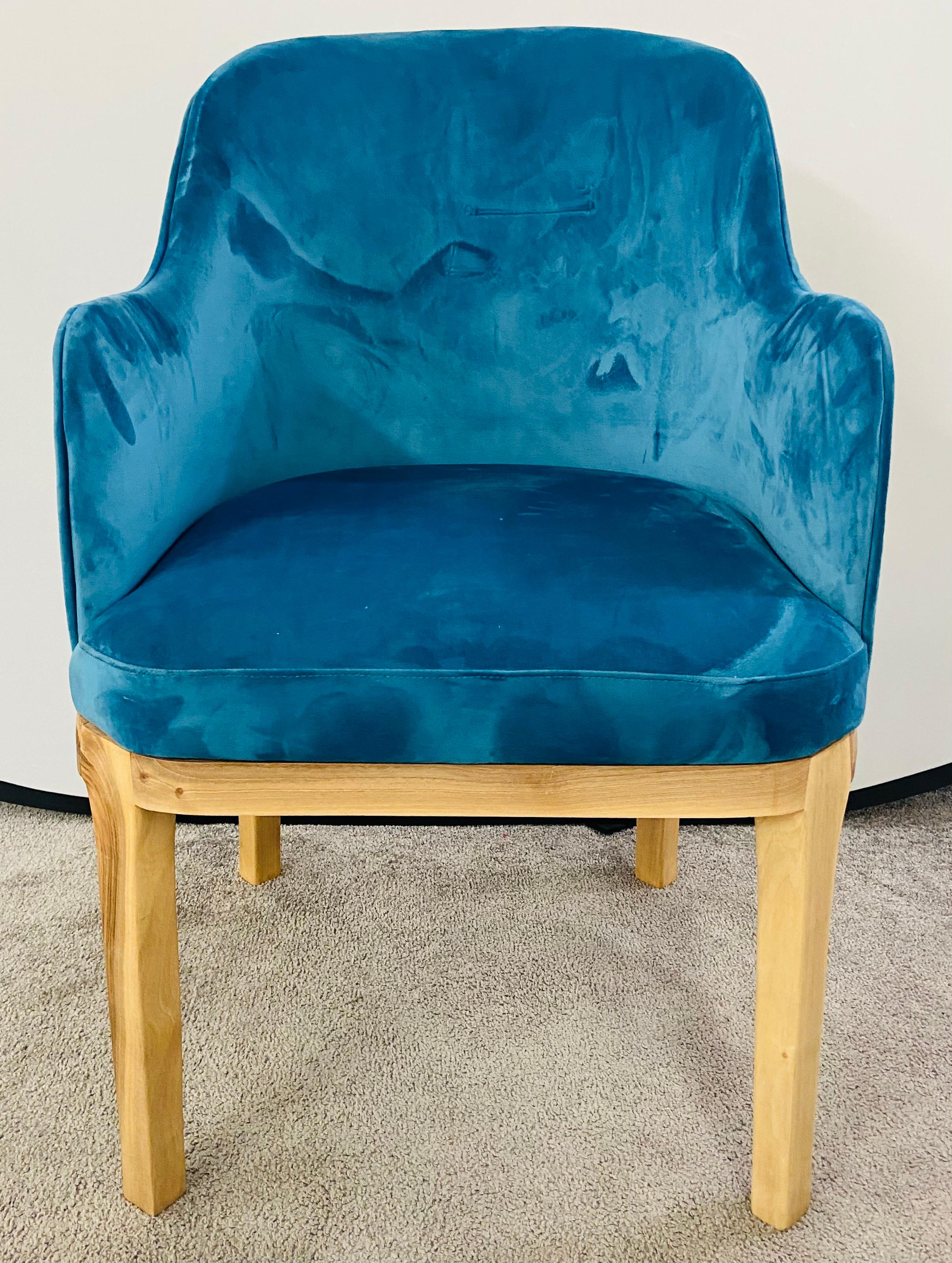 Paire de chaises barils de style mi-siècle moderne en velours bleu et cadre en noyer en vente 4