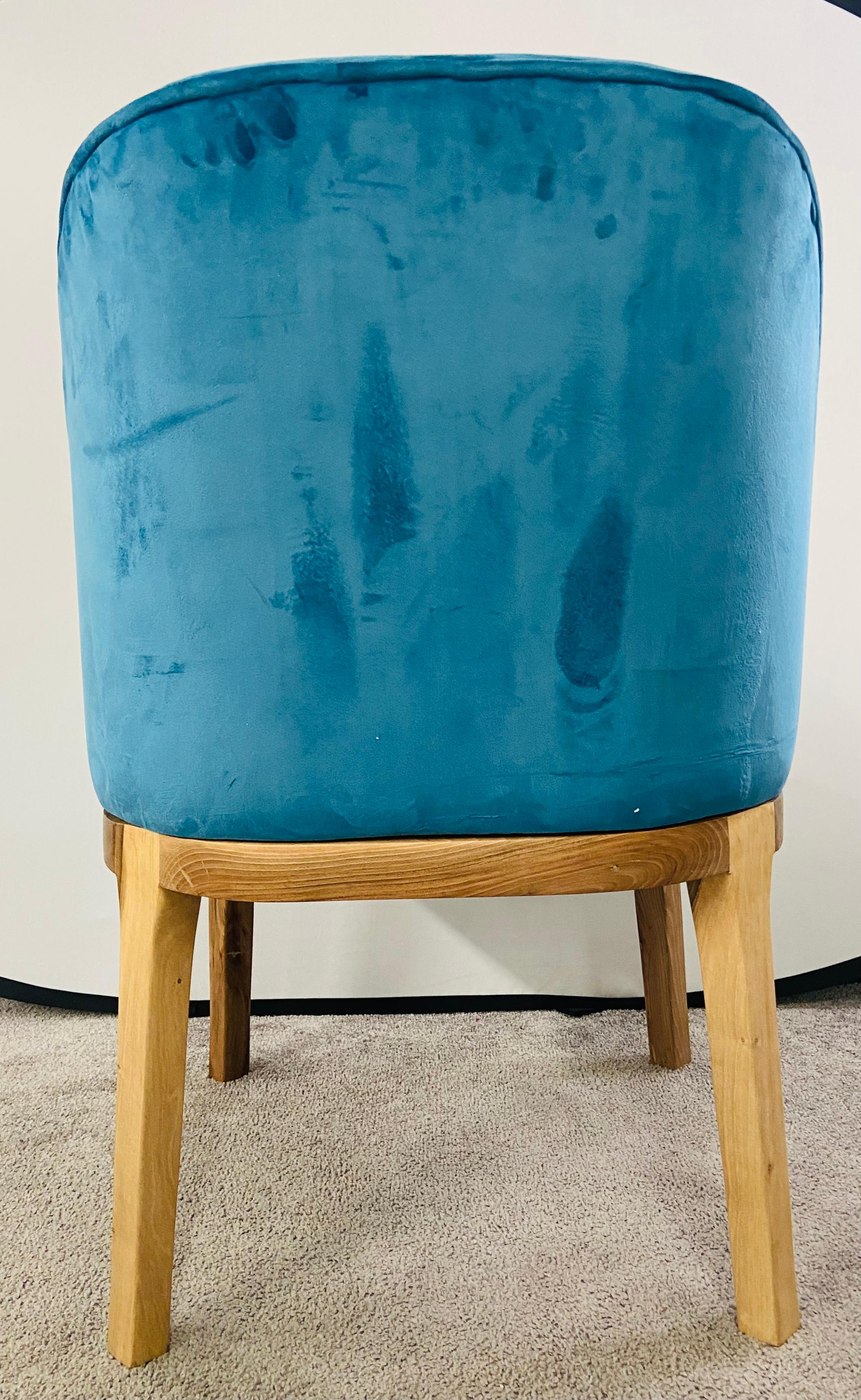 Paire de chaises barils de style mi-siècle moderne en velours bleu et cadre en noyer en vente 6