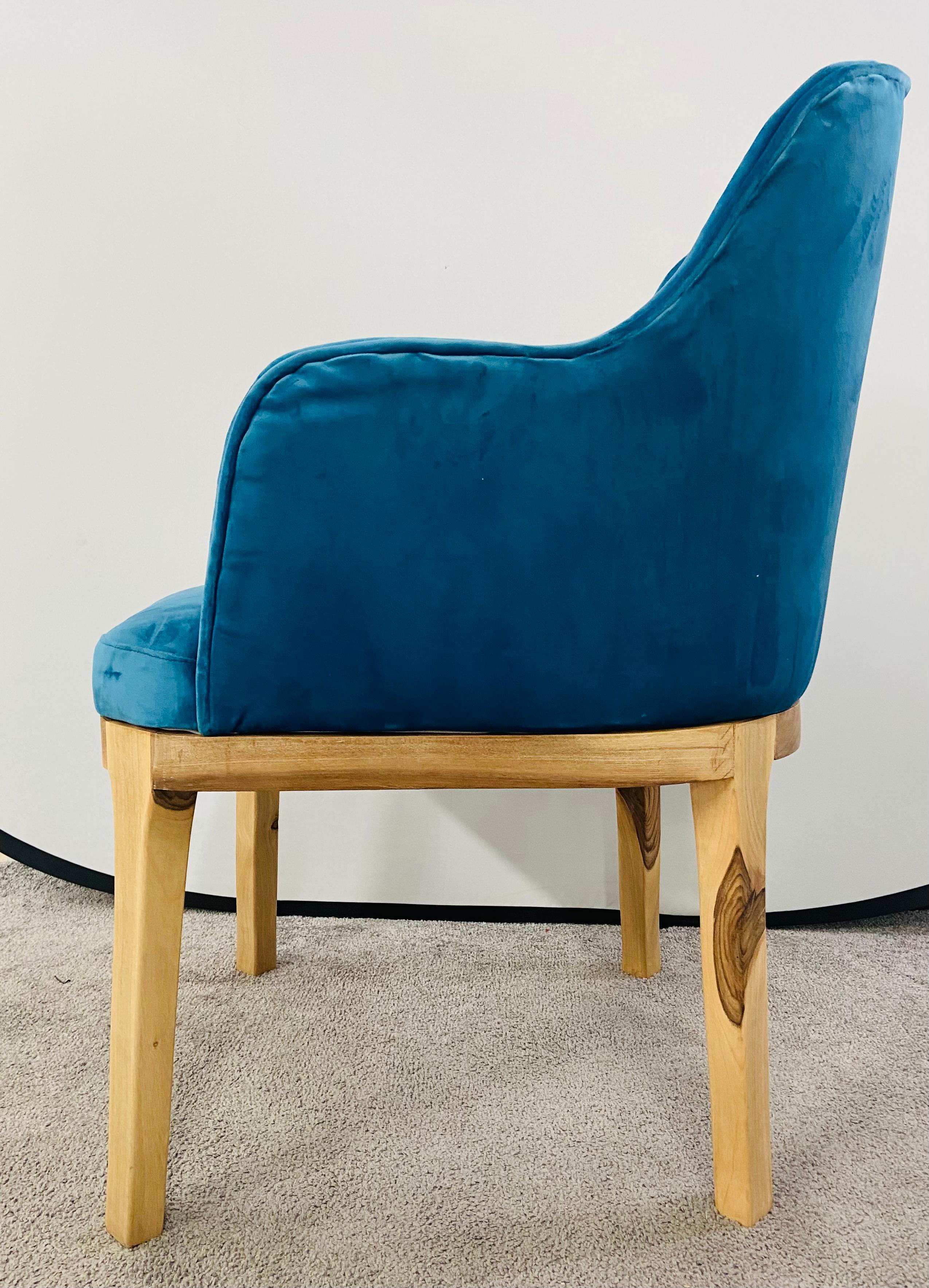 Paire de chaises barils de style mi-siècle moderne en velours bleu et cadre en noyer en vente 7