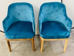 Silla Barril de Terciopelo Azul y Estructura de Nogal, Pareja, Estilo Moderno de Mediados de Siglo