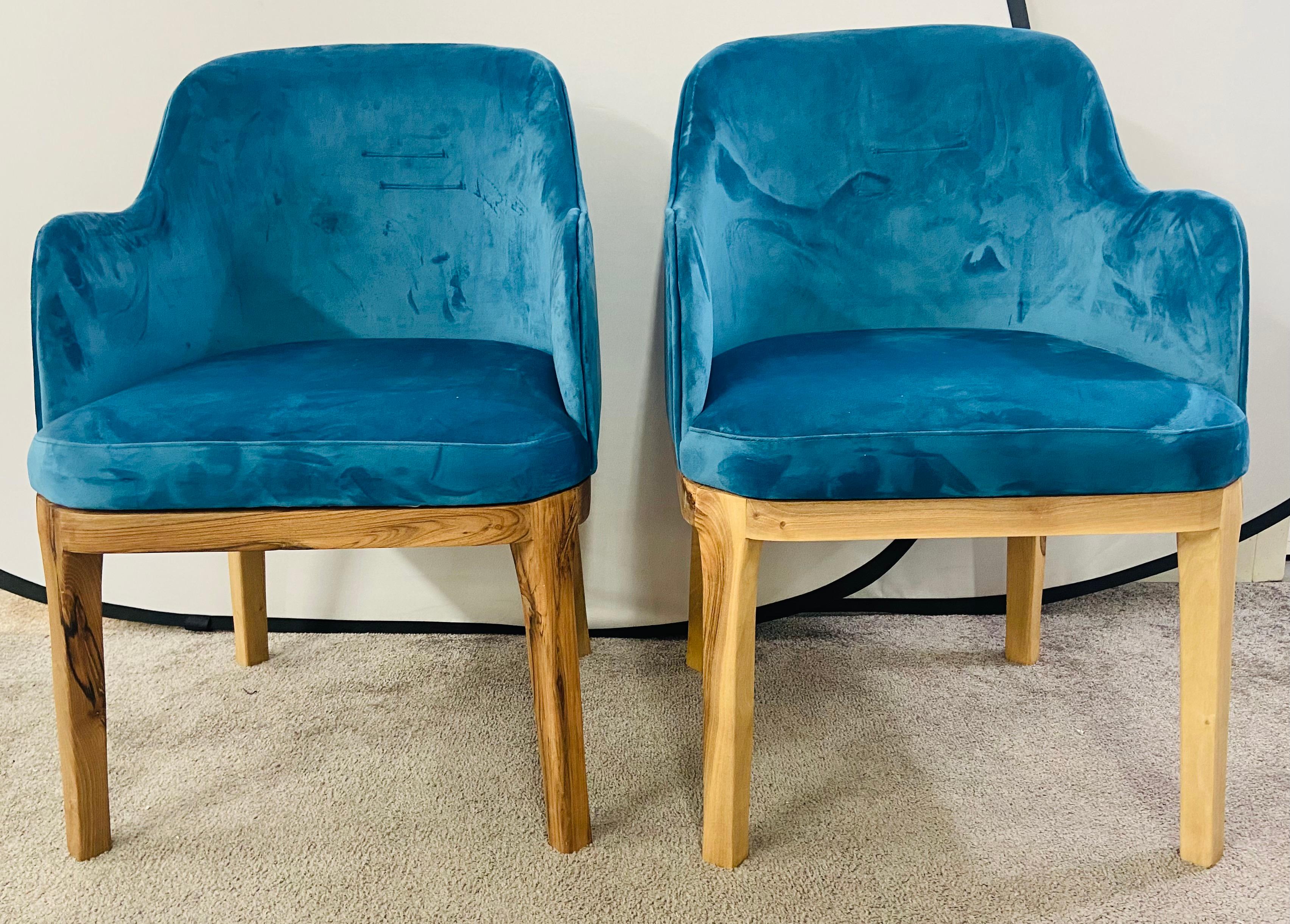 Européen Paire de chaises barils de style mi-siècle moderne en velours bleu et cadre en noyer en vente