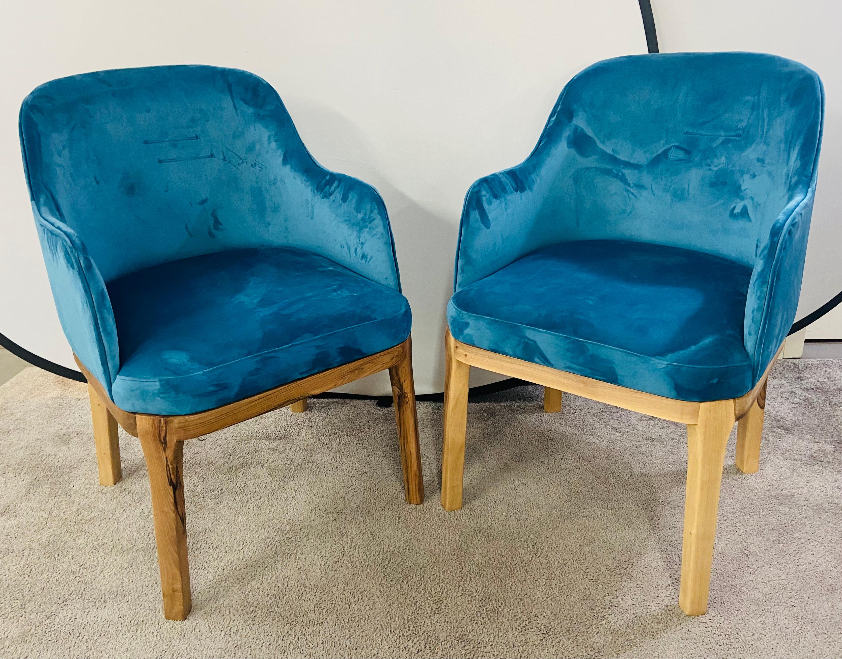 Tissu d'ameublement Paire de chaises barils de style mi-siècle moderne en velours bleu et cadre en noyer en vente