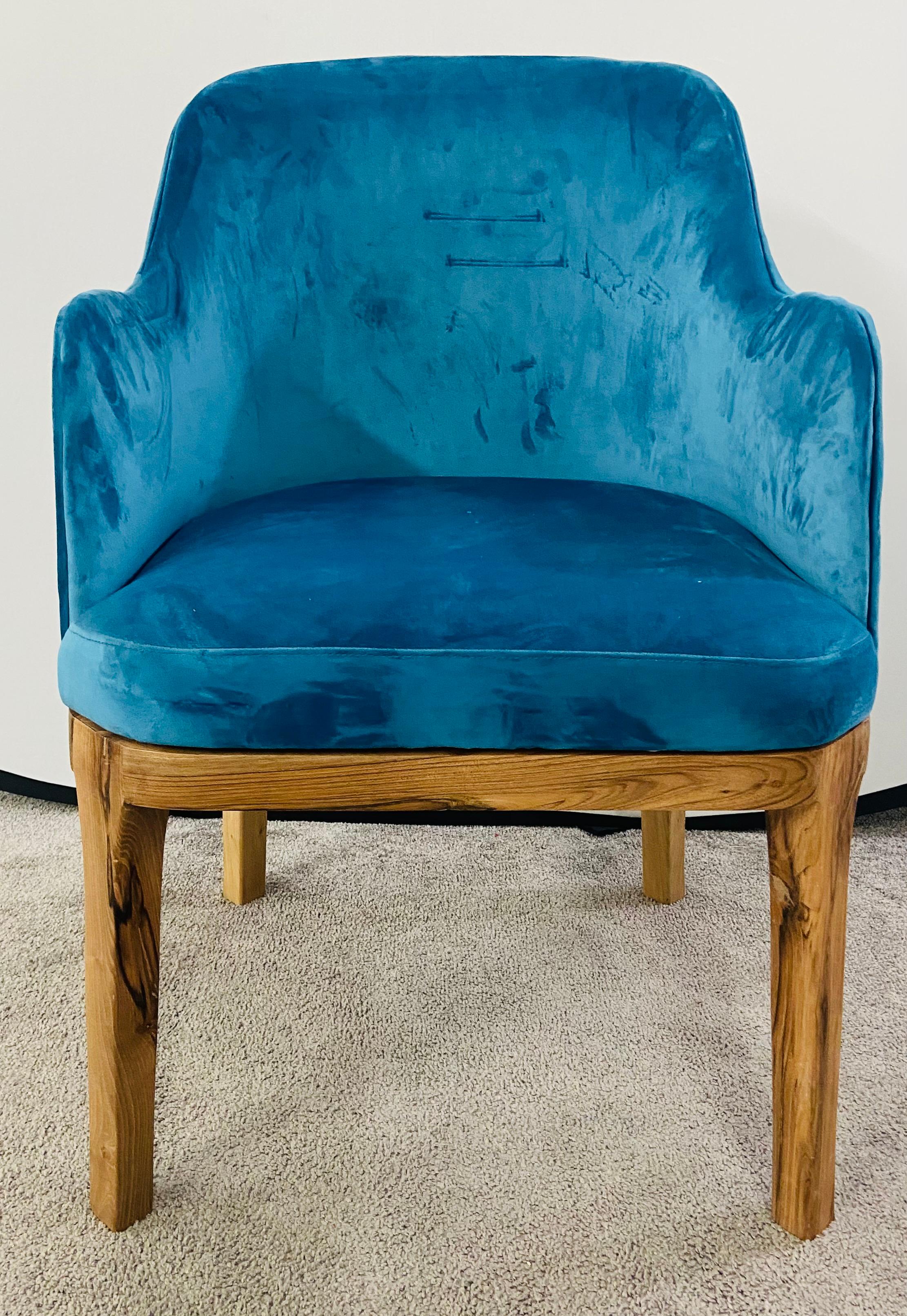 Paire de chaises barils de style mi-siècle moderne en velours bleu et cadre en noyer en vente 1