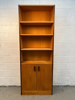 Bibliothèque de style « Mid-Century Modern » avec rangements