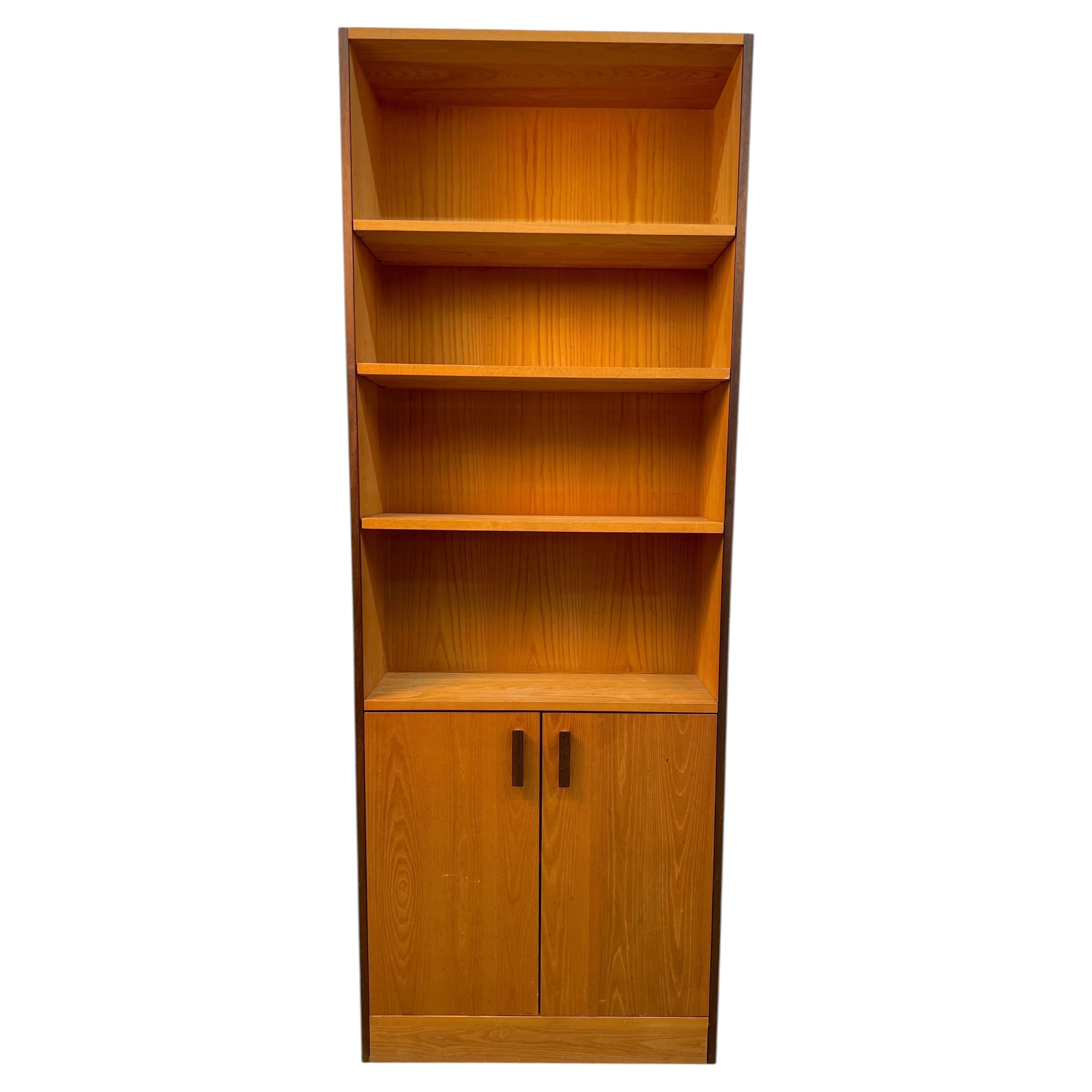 Libreria in stile Mid-Century Modern con spazio contenitivo