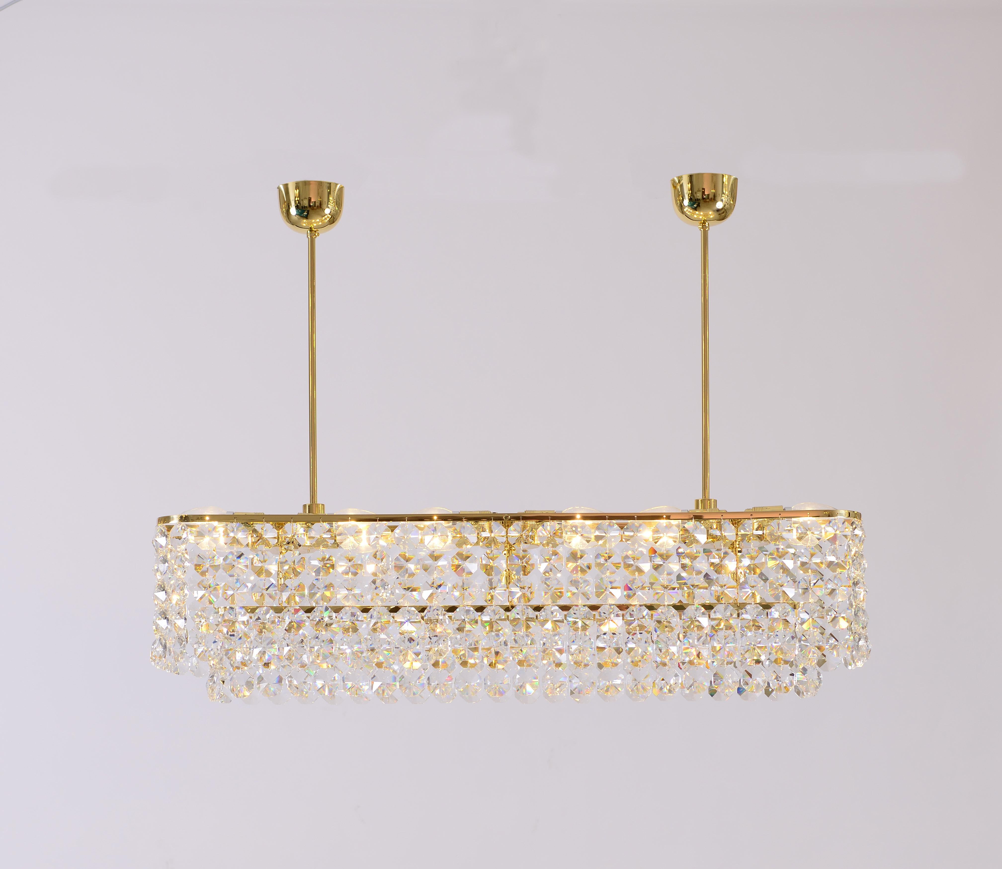 Un elegantissimo lampadario fatto a mano in stile anni '60 a Vienna, totalmente personalizzato!
Questo lampadario è personalizzabile.
La maggior parte dei componenti è conforme alle norme UL; con un supplemento di prezzo, inseriamo i nostri