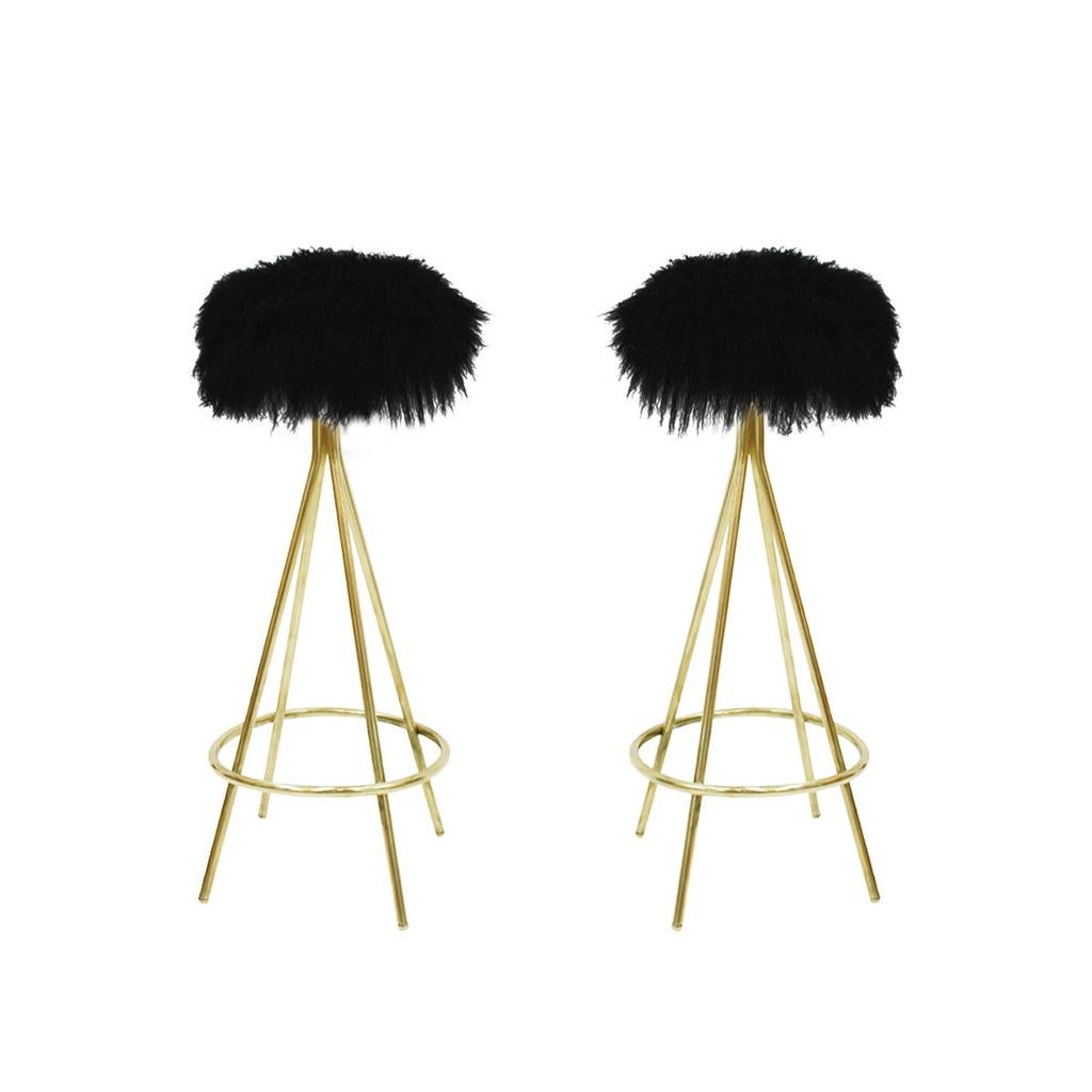 Scopri il moderno sgabello circolare italiano realizzato con una struttura in ottone lucido e rivestito in lussuosa pelliccia di capra mongola nera. Ideale per aggiungere un tocco di raffinatezza contemporanea, questo sgabello è dotato di un anello