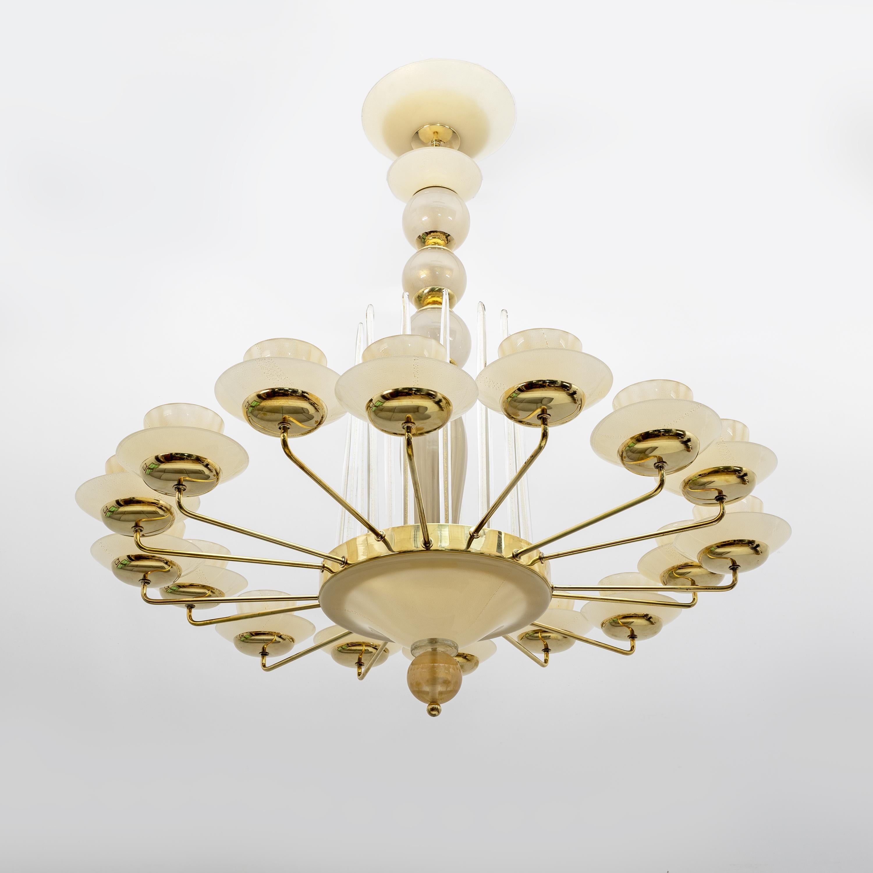 Mid Century Modern Style Brass and Murano Glass Big Chandelier in vendita 3