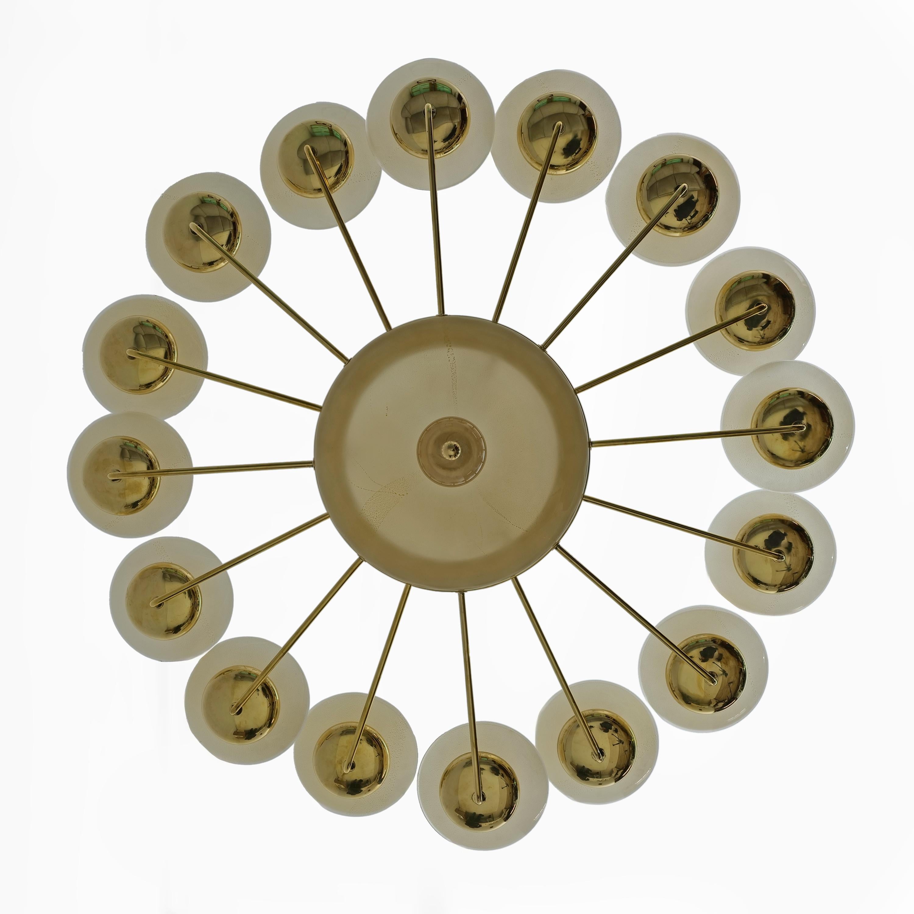 Mid Century Modern Style Brass and Murano Glass Big Chandelier in vendita 4