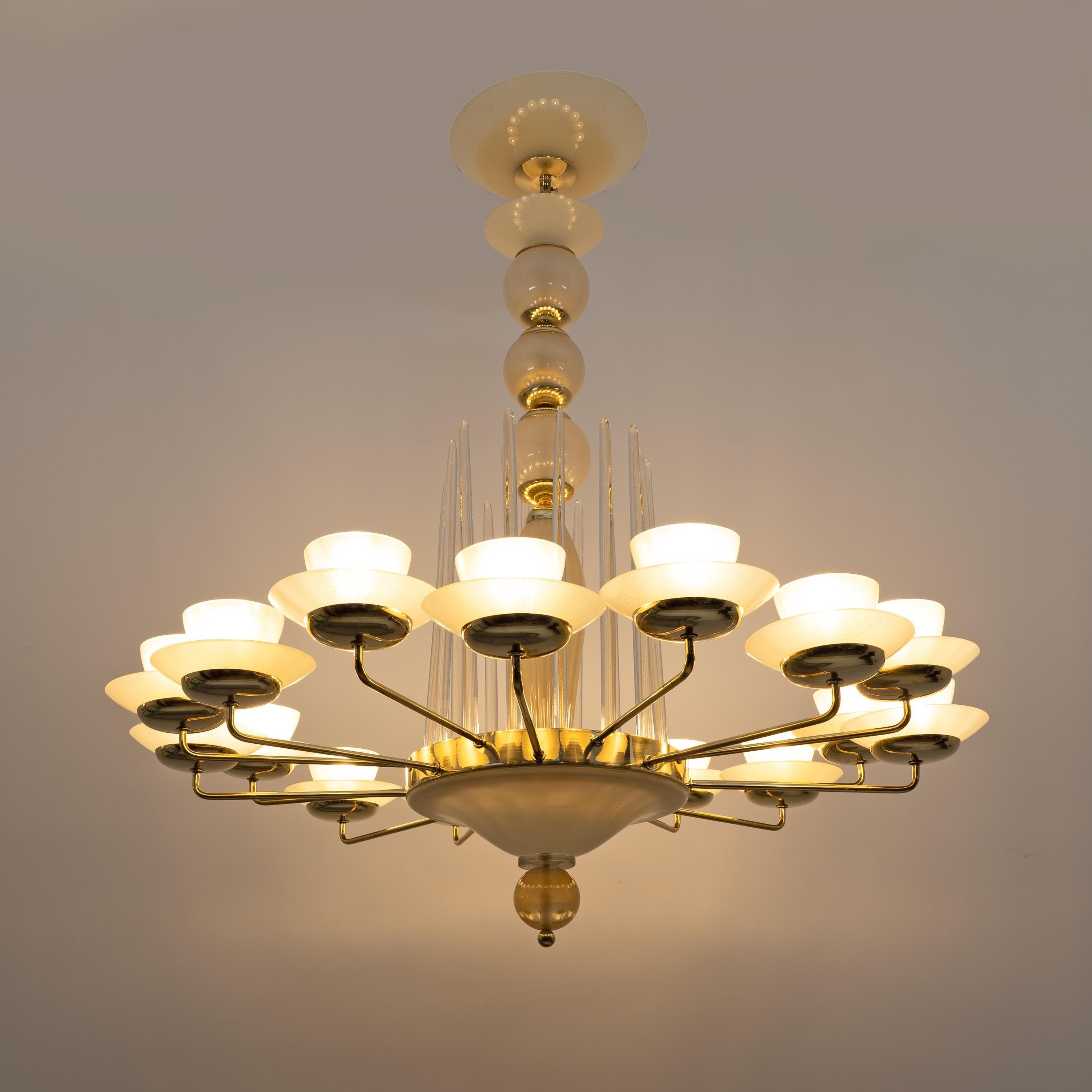 Mid-Century moderno Mid Century Modern Style Brass and Murano Glass Big Chandelier in vendita