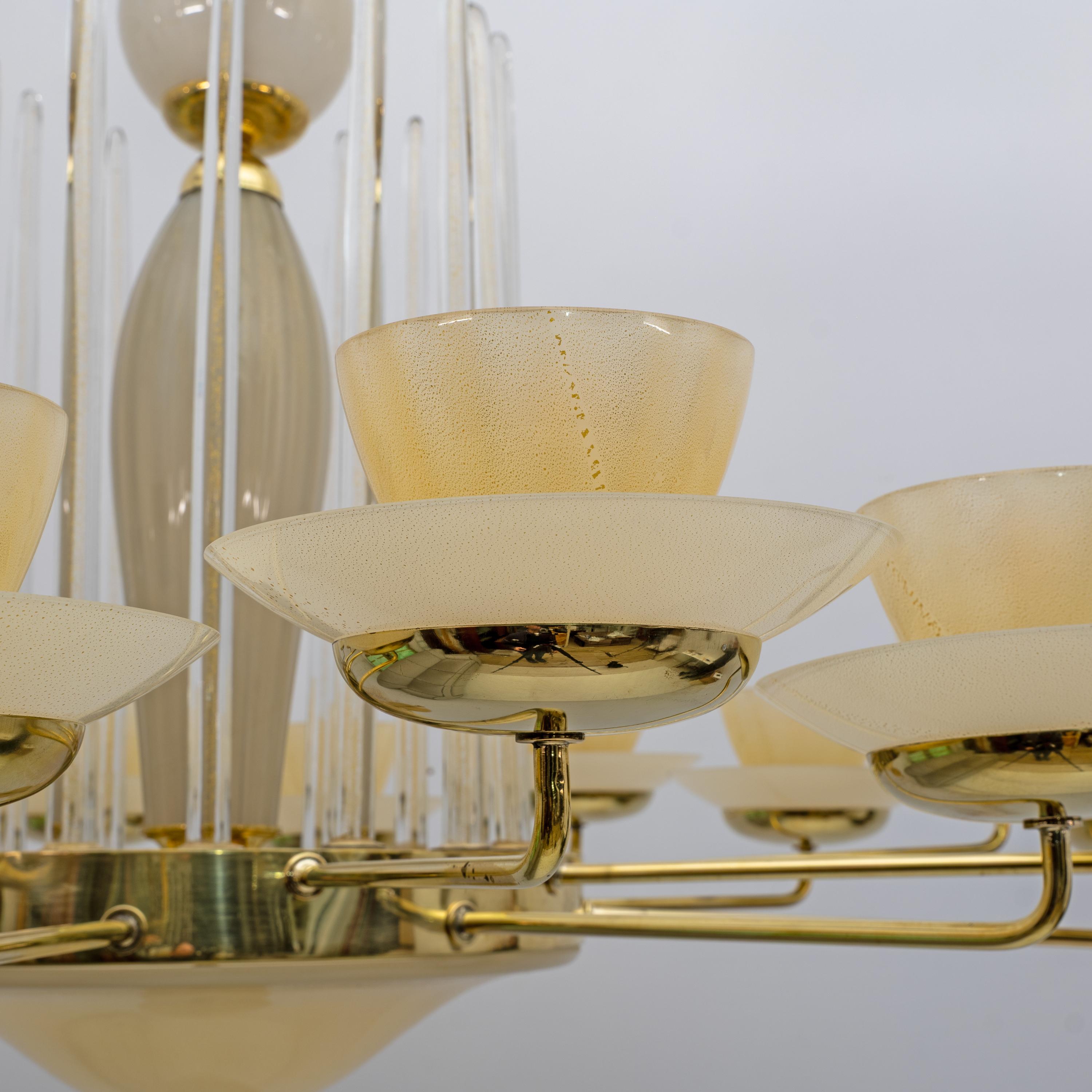 Italian Mid Century Modern Style Brass and Murano Glass Big Chandelier in vendita