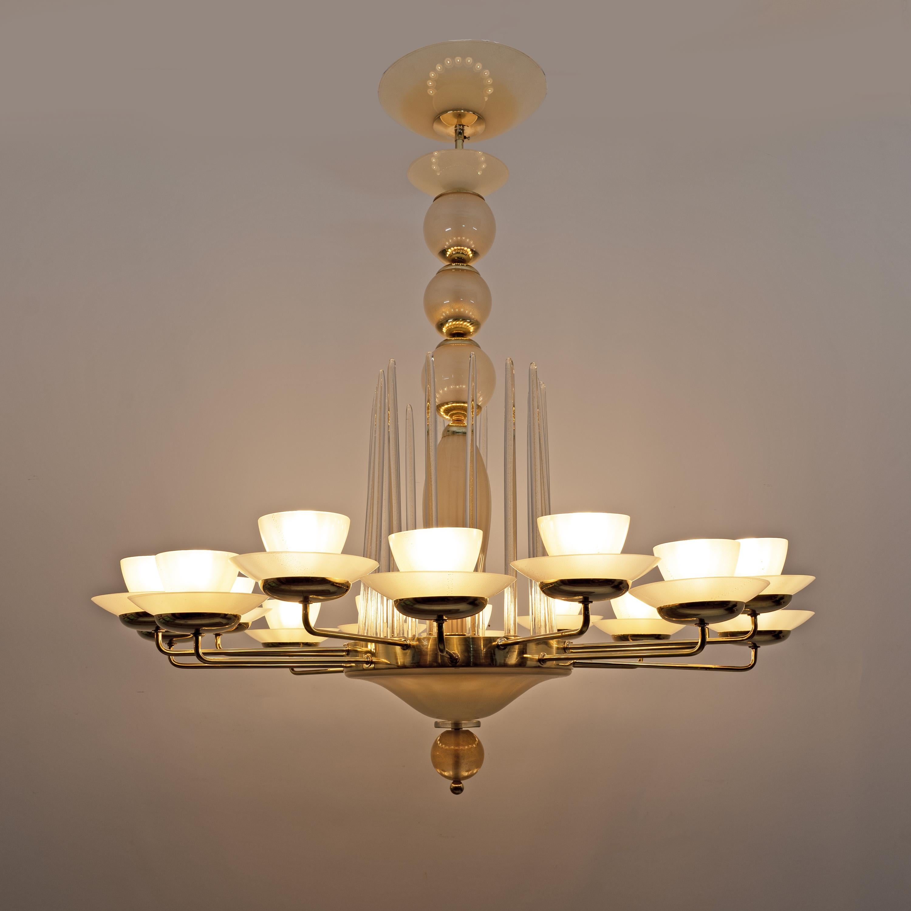 Mid Century Modern Style Brass and Murano Glass Big Chandelier in vendita 2