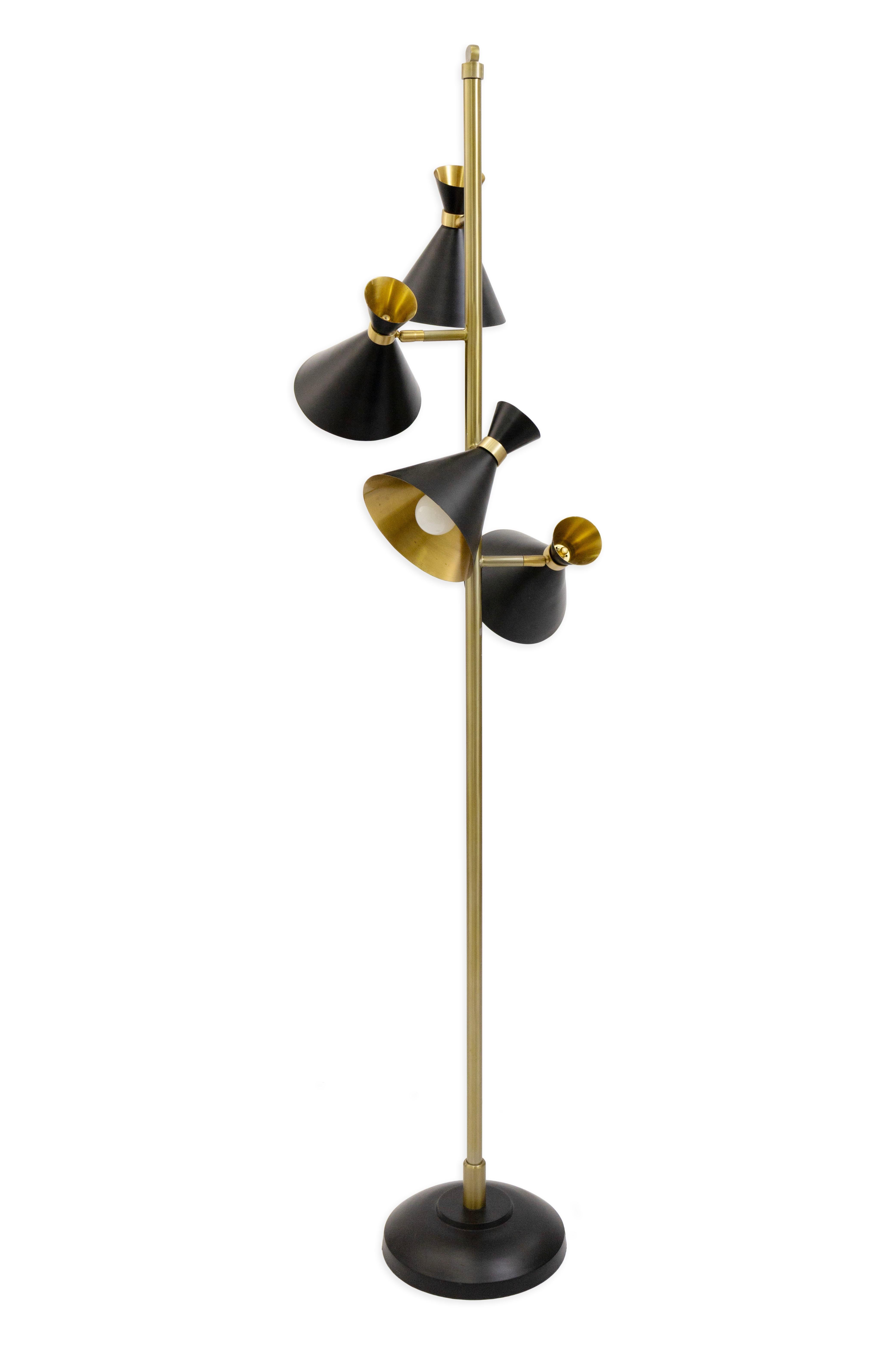 Mid-Century Modern Lampadaire à quatre cônes en laiton et métal noir, style moderne du milieu du siècle dernier en vente