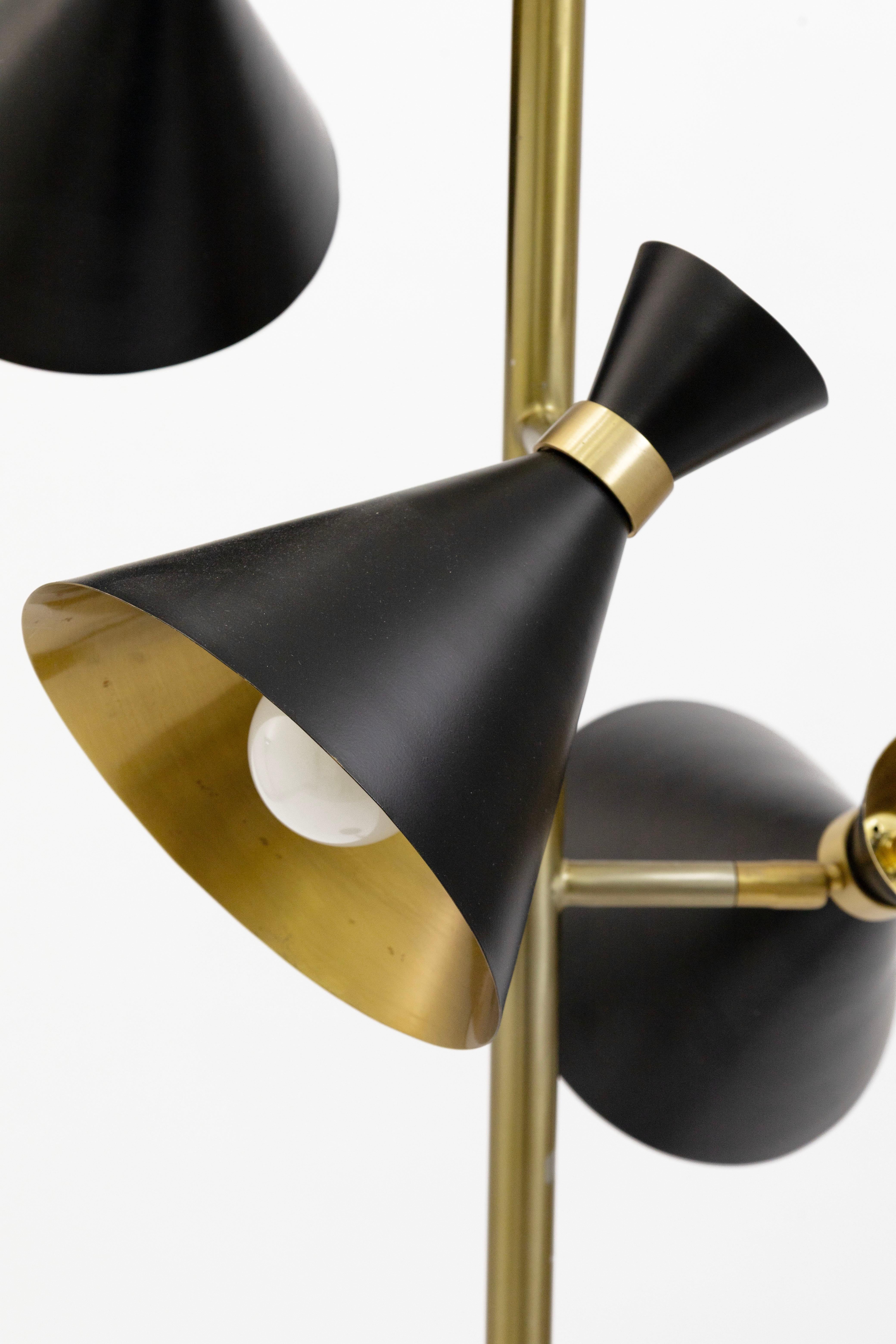 Américain Lampadaire à quatre cônes en laiton et métal noir, style moderne du milieu du siècle dernier en vente
