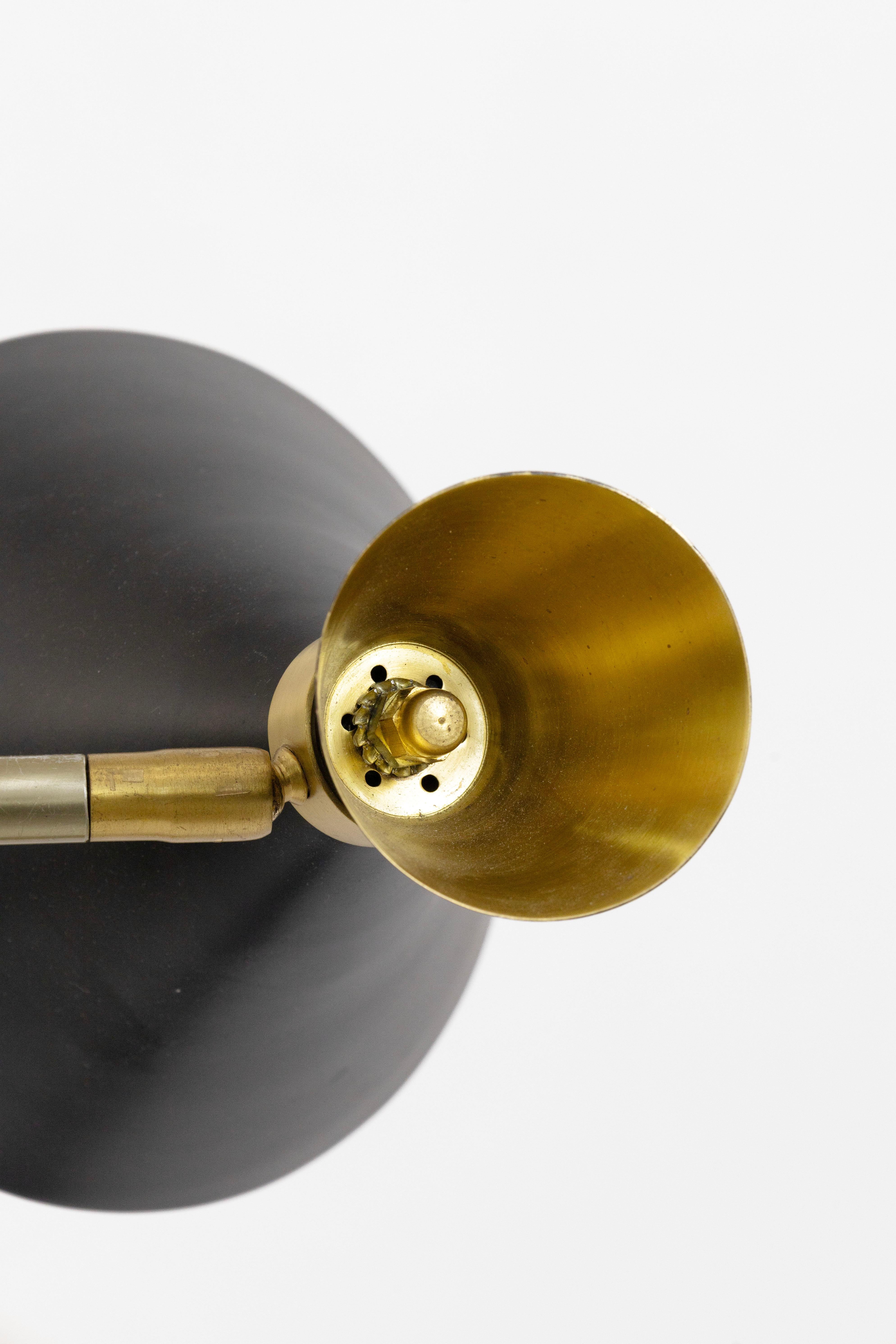 Lampadaire à quatre cônes en laiton et métal noir, style moderne du milieu du siècle dernier Bon état - En vente à Keego Harbor, MI