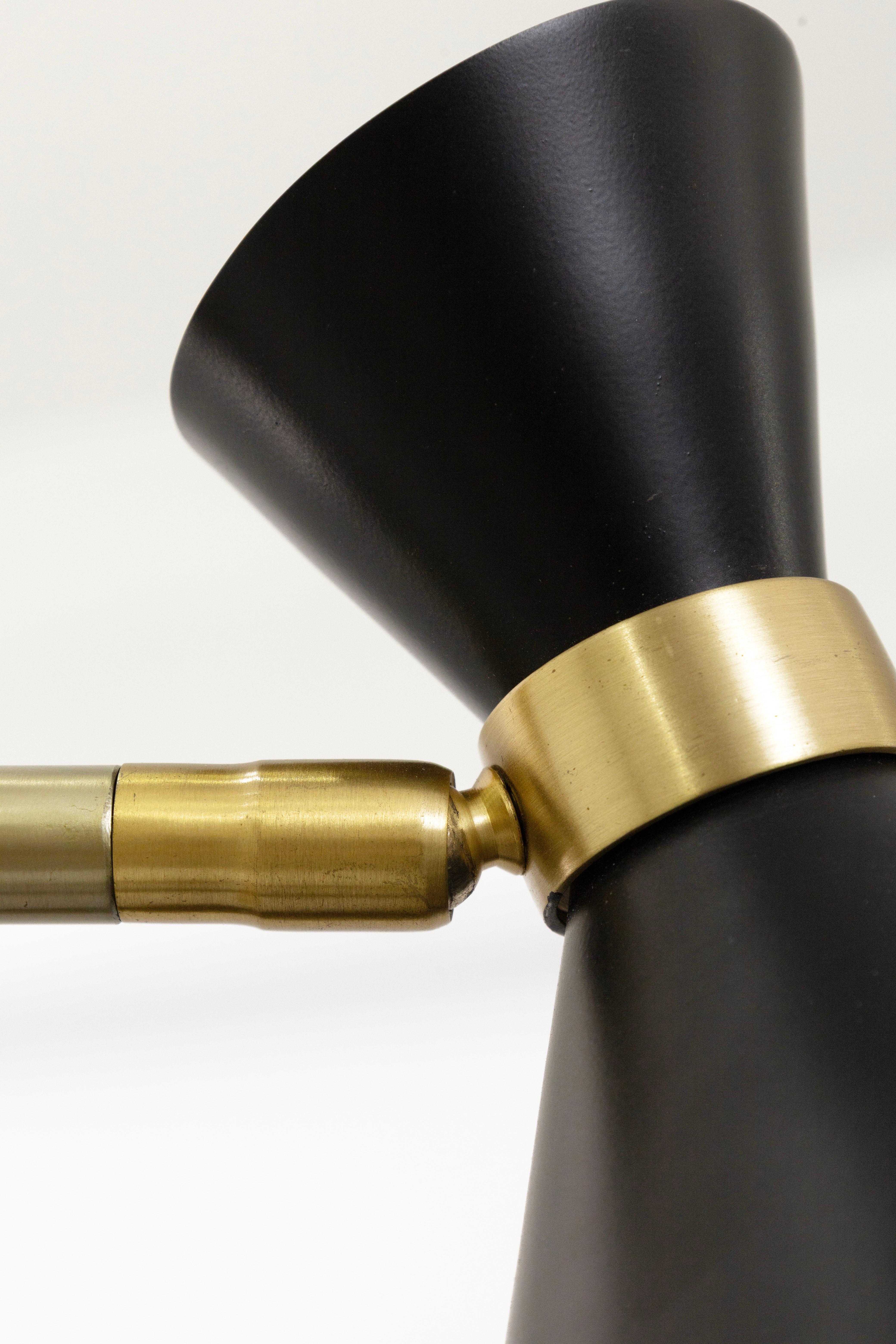 20ième siècle Lampadaire à quatre cônes en laiton et métal noir, style moderne du milieu du siècle dernier en vente