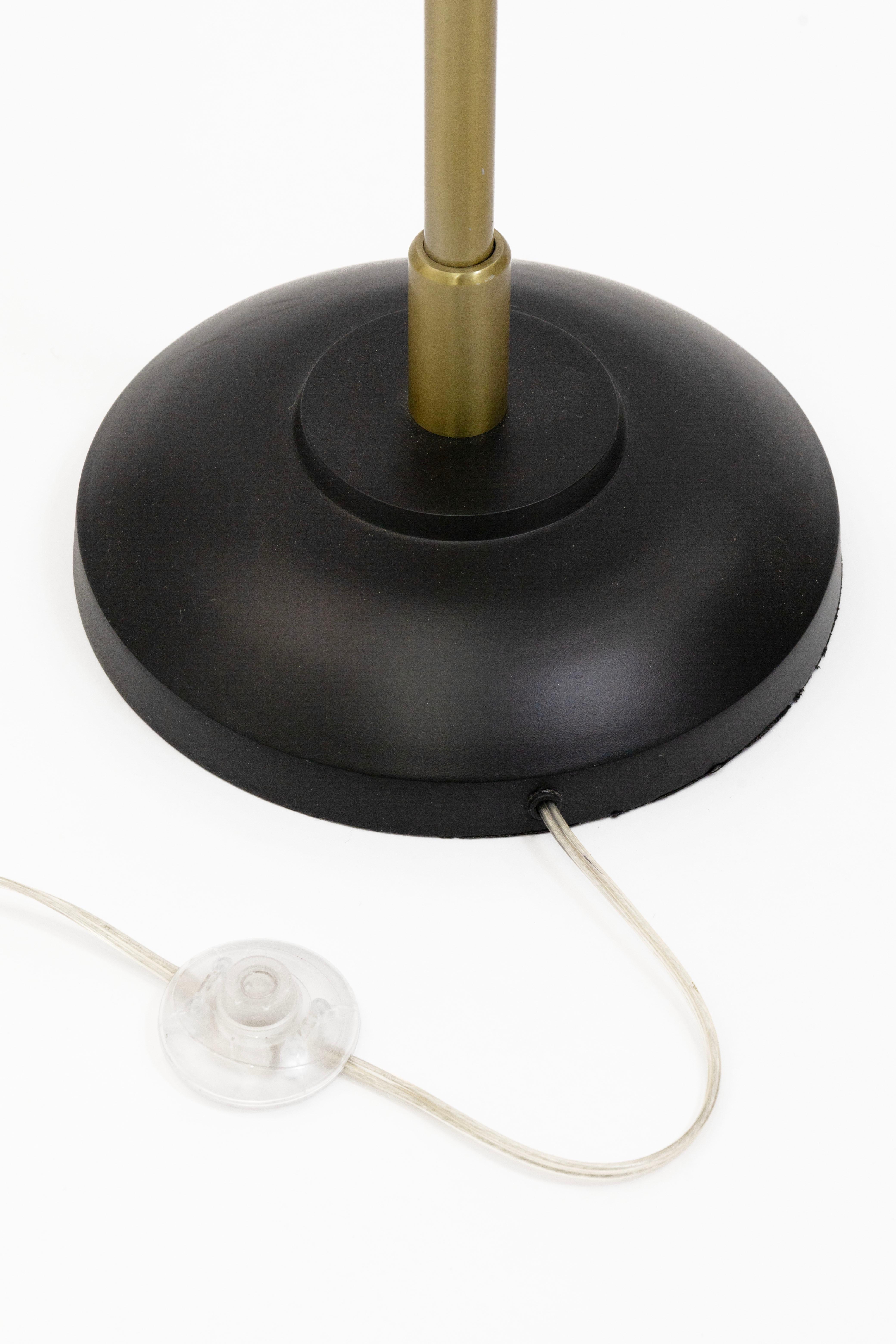 Laiton Lampadaire à quatre cônes en laiton et métal noir, style moderne du milieu du siècle dernier en vente