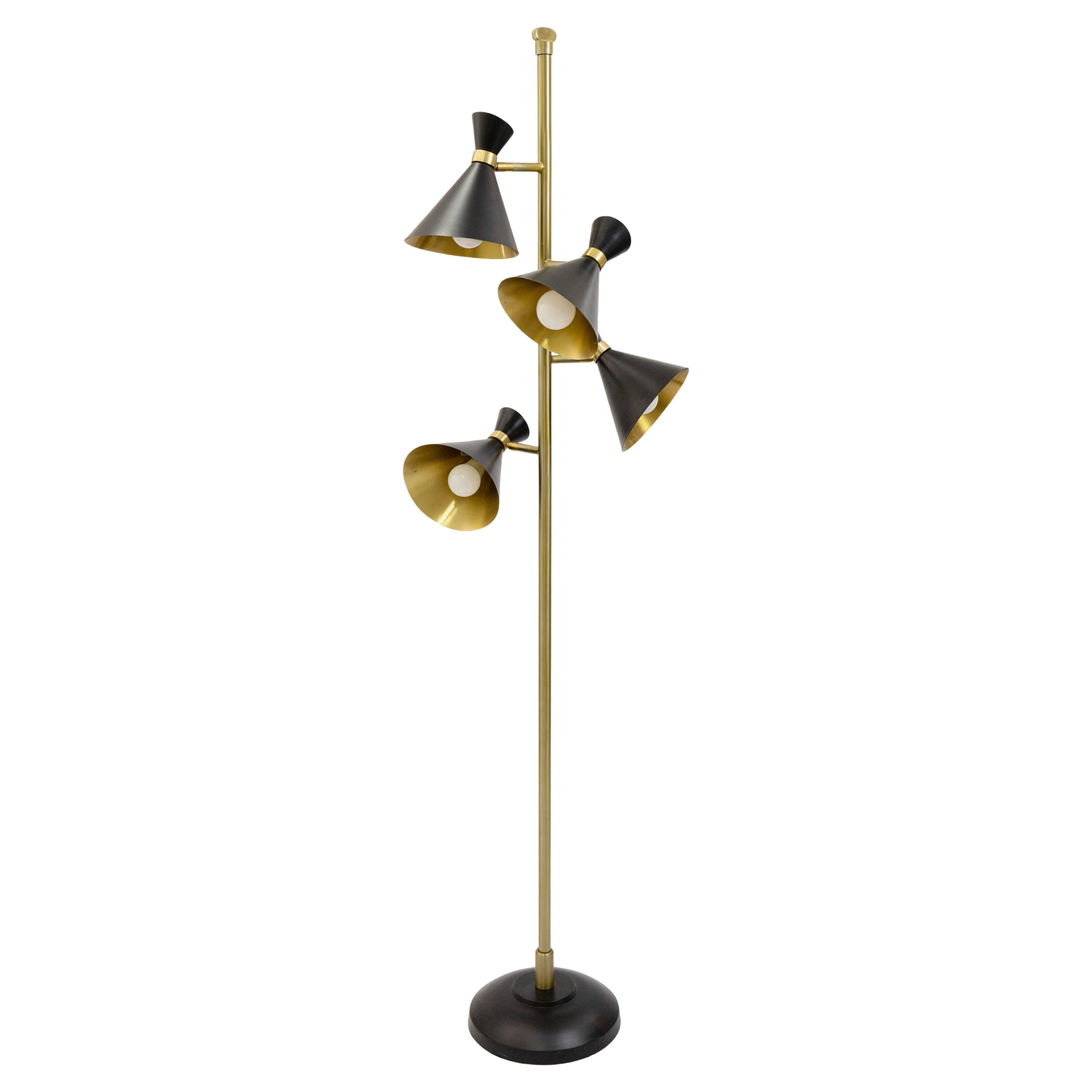 Lampadaire à quatre cônes en laiton et métal noir, style moderne du milieu du siècle dernier