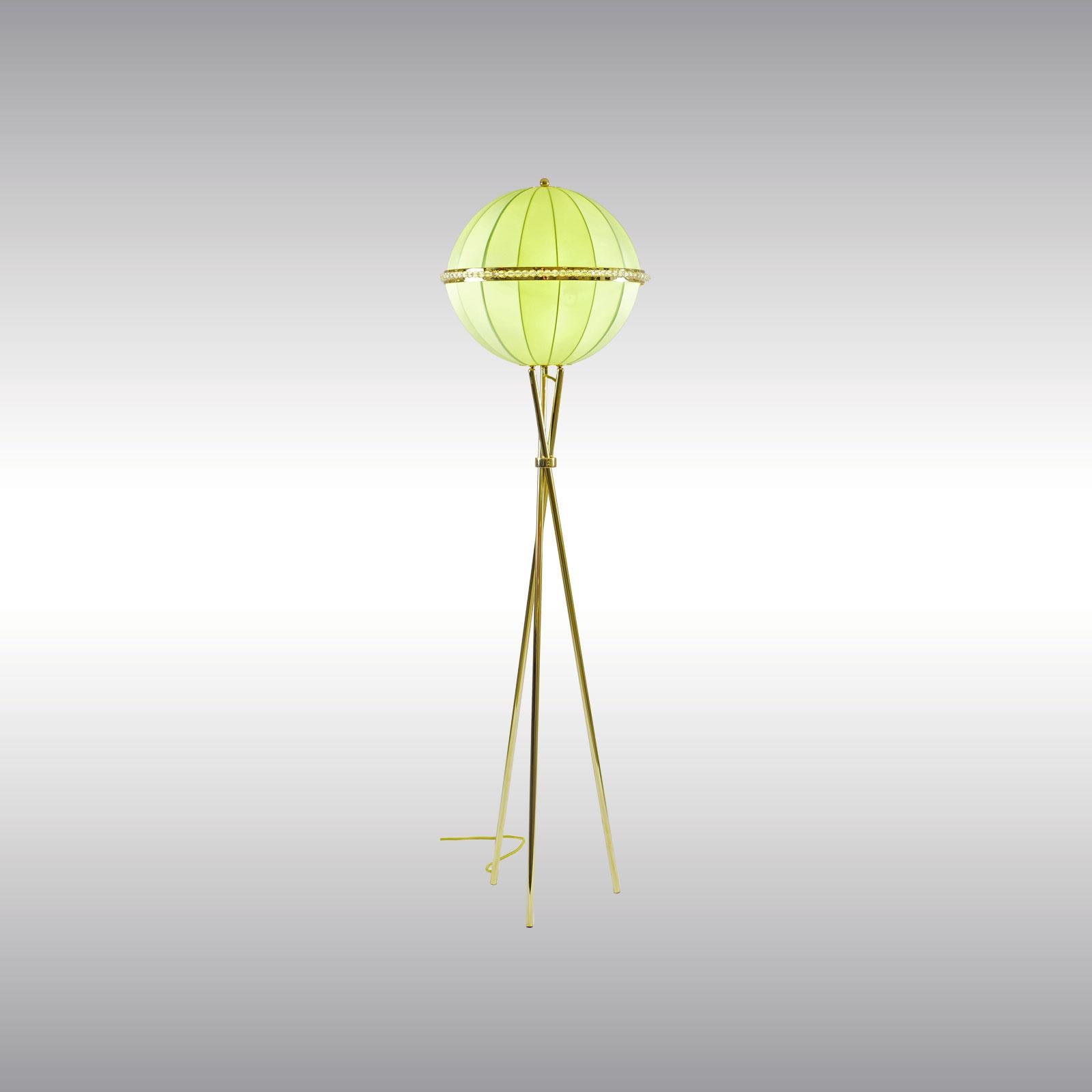 Lampada da terra tripodale con paralume in tessuto disponibile in diversi colori.
La maggior parte dei componenti è conforme alle norme UL; con un supplemento di prezzo, inseriamo i nostri apparecchi nell'elenco UL e li etichettiamo.
   