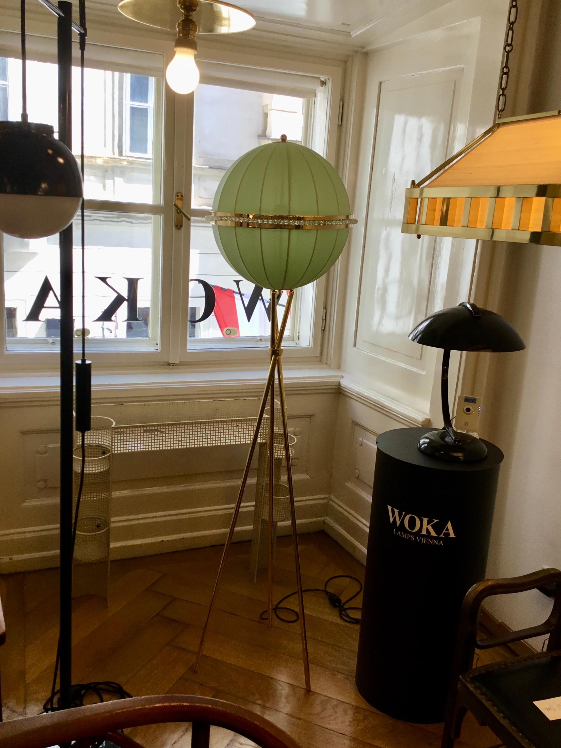Moderne Stehlampe aus Messing im Mid-Century-Stil „Quoluna“ mit Stoffschirm, Neuausgabe im Zustand „Neu“ im Angebot in Vienna, AT