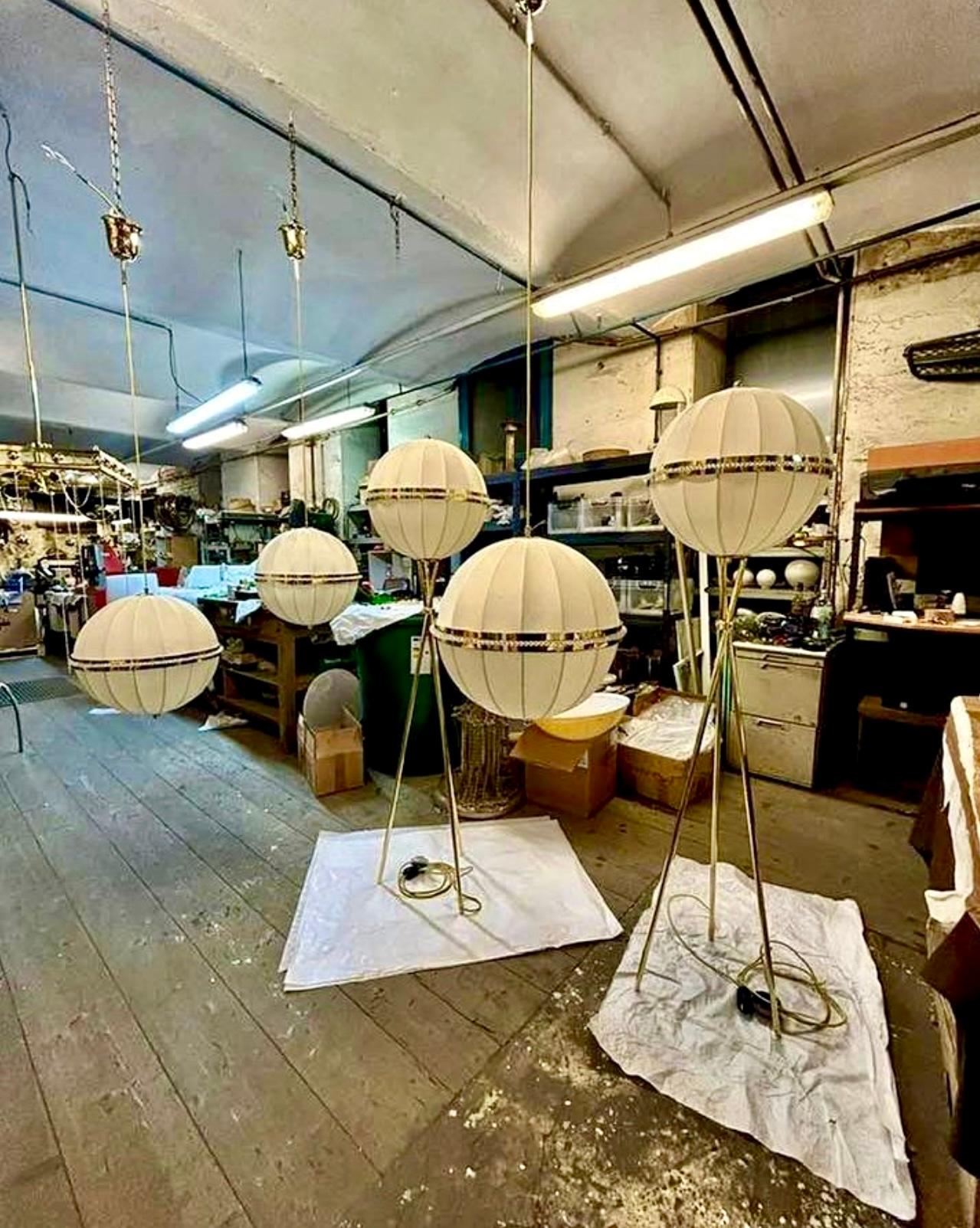 XXI secolo e contemporaneo Lampada da terra in ottone in stile Mid-Century Modern 