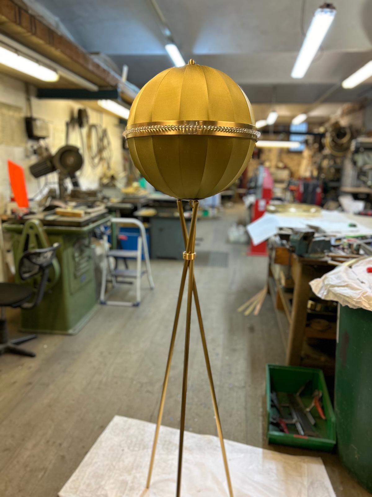 Ottone Lampada da terra in ottone in stile Mid-Century Modern 