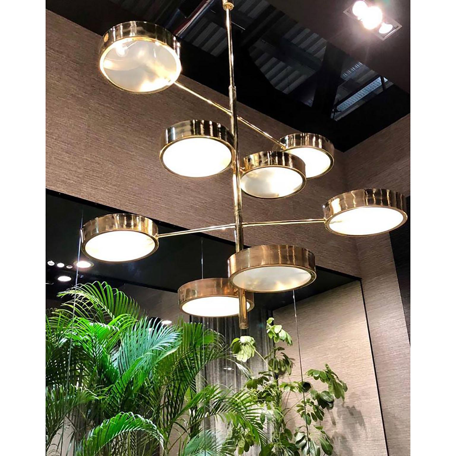 Importante lampada architettonica da soffitto a otto luci. Quattro bracci regolabili in ottone, che terminano ogni lato con un paralume in ottone e vetro.
Realizzato su ordinazione, richiede circa 4-5 settimane per essere consegnato.
Leggermente