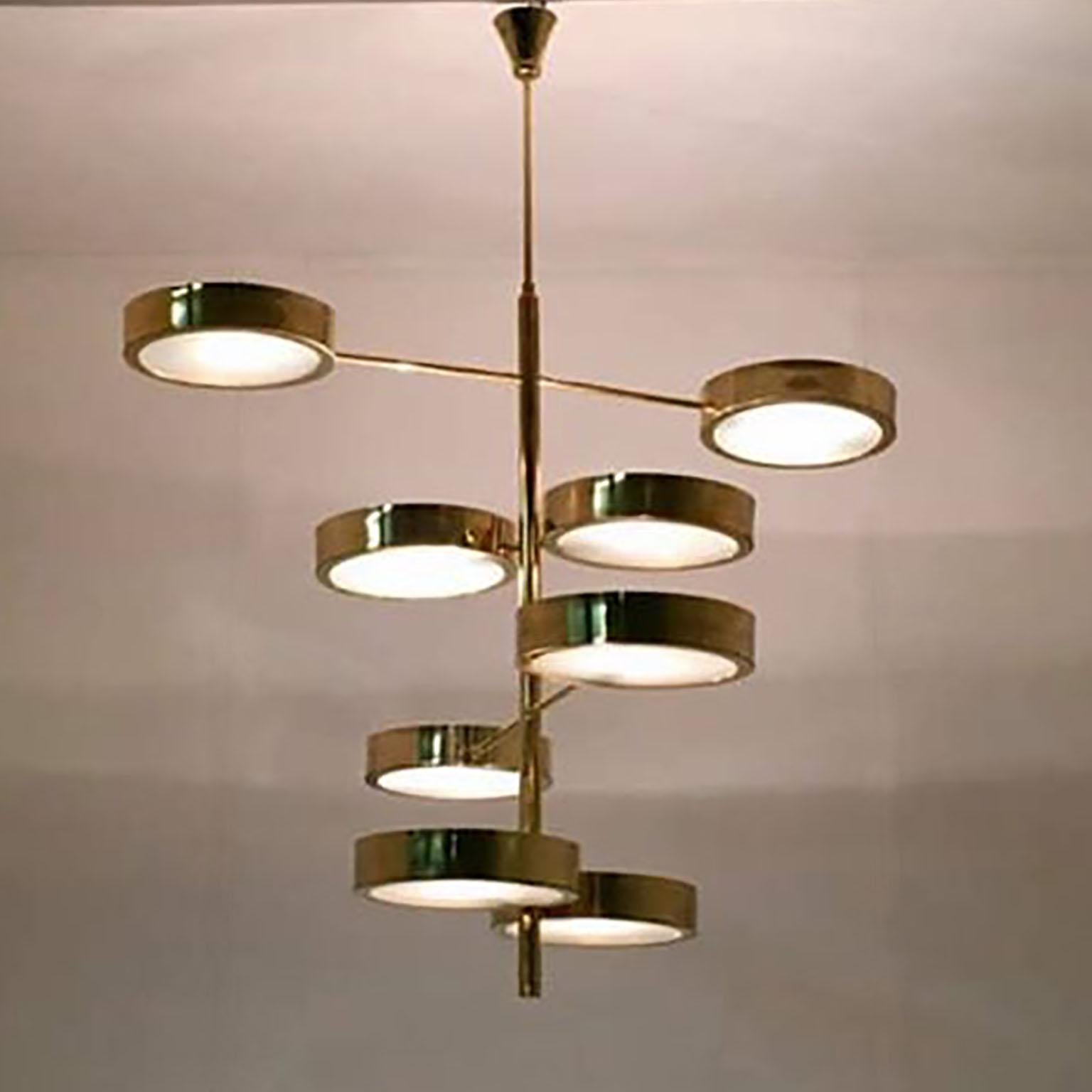 Mid-Century moderno Lampadario italiano in ottone in stile metà secolo moderno alla maniera di Bruno Gatta in vendita